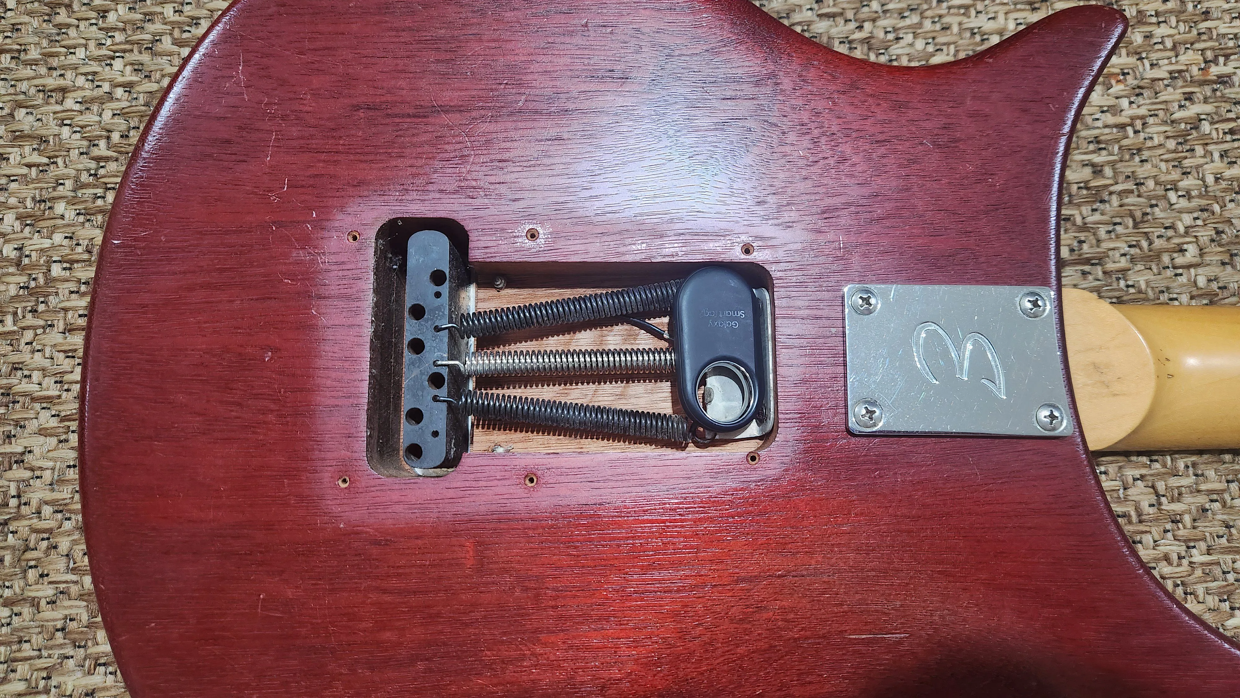 AirTag được giấu bên trong lỗ thoát âm của đàn guitar