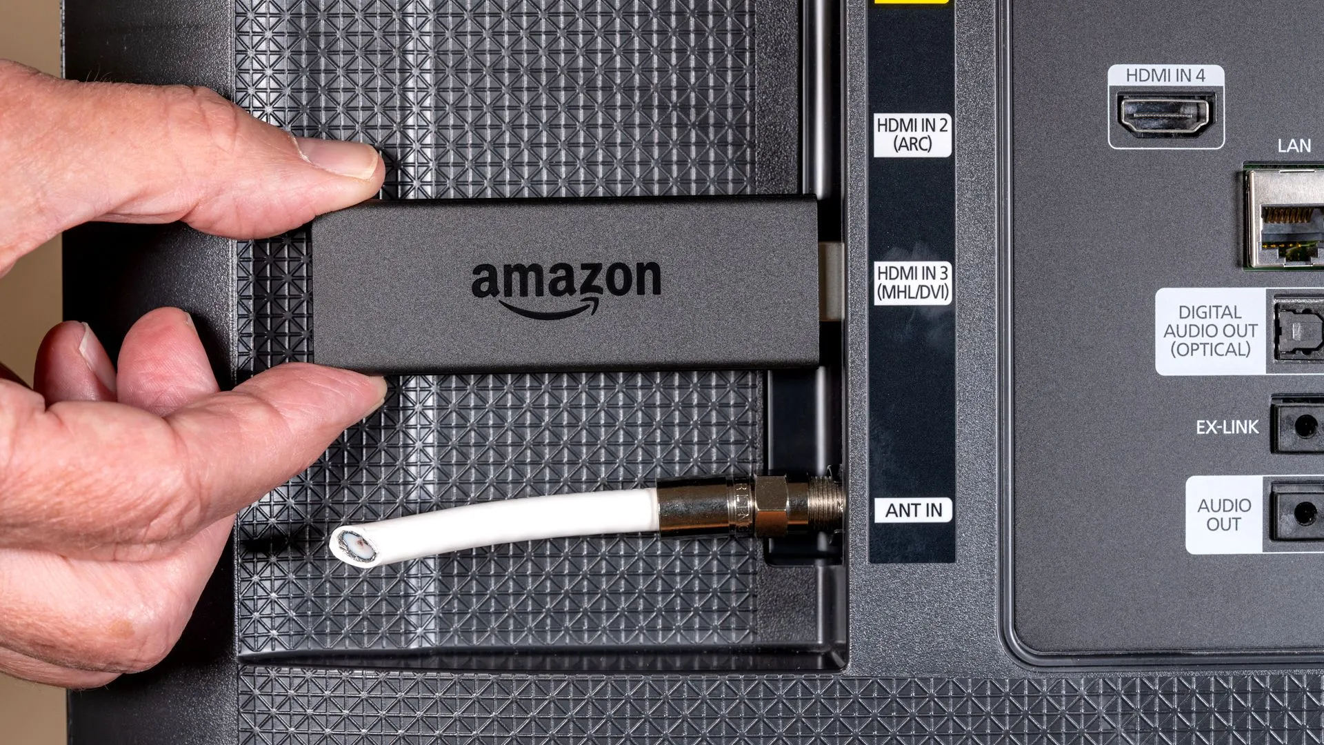 Amazon Fire TV Stick cắm vào cổng HDMI của TV thông minh, minh họa cho việc thu thập dữ liệu qua thiết bị ngoài.