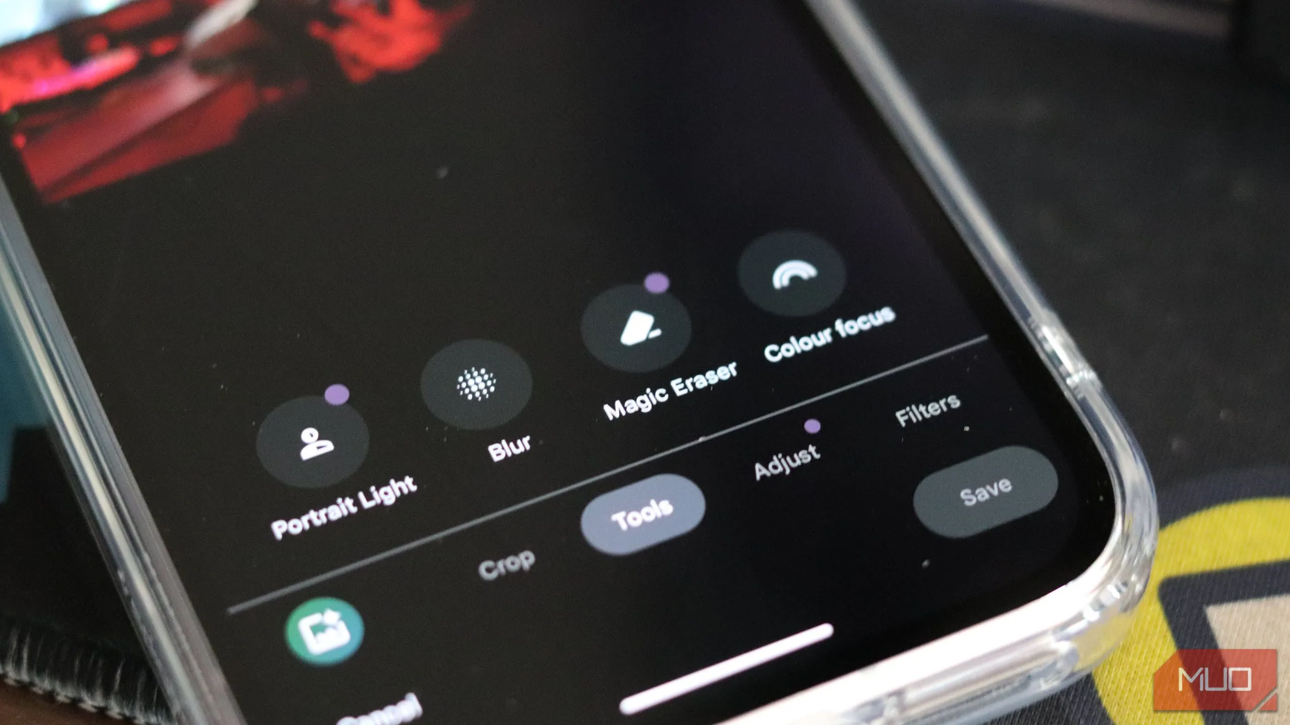 Ảnh chụp màn hình điện thoại Pixel 9a hiển thị tính năng Magic Eraser trong Google Photos, cho phép xóa vật thể không mong muốn.