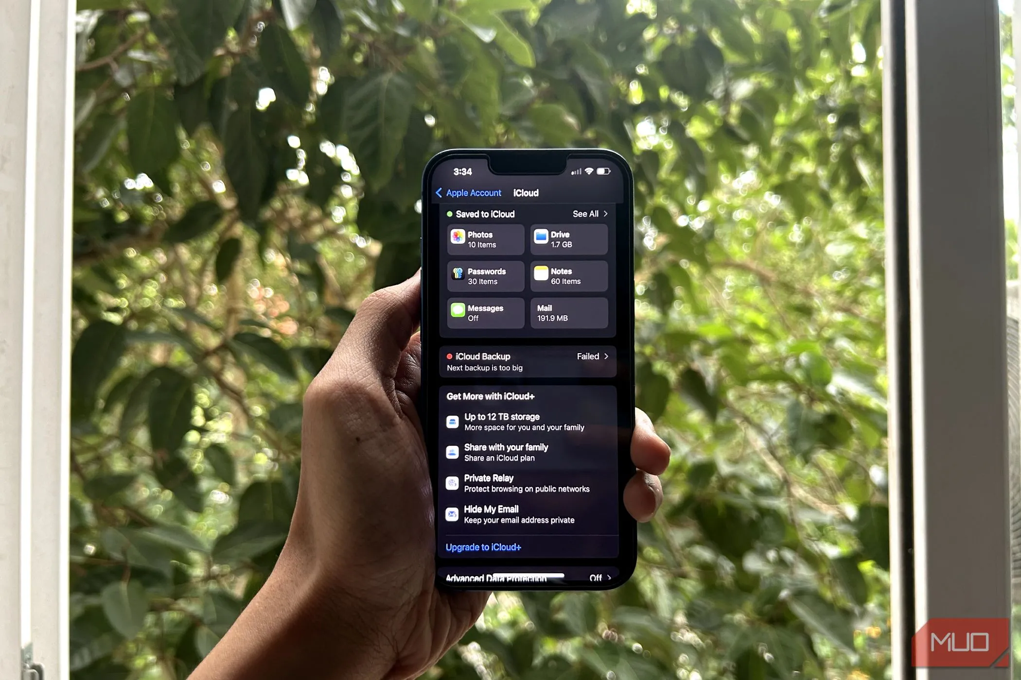 Ảnh chụp màn hình iPhone hiển thị menu cài đặt iCloud đang mở