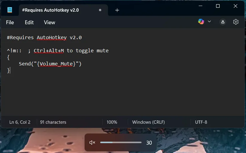 Ảnh chụp màn hình script AutoHotkey và biểu tượng âm thanh hệ thống đã tắt tiếng