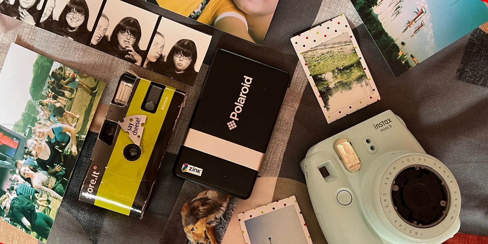 Ảnh chụp tổng thể các thiết bị tạo ảnh kiểu film như máy ảnh Instax, máy in Polaroid PoGo và ảnh đã in