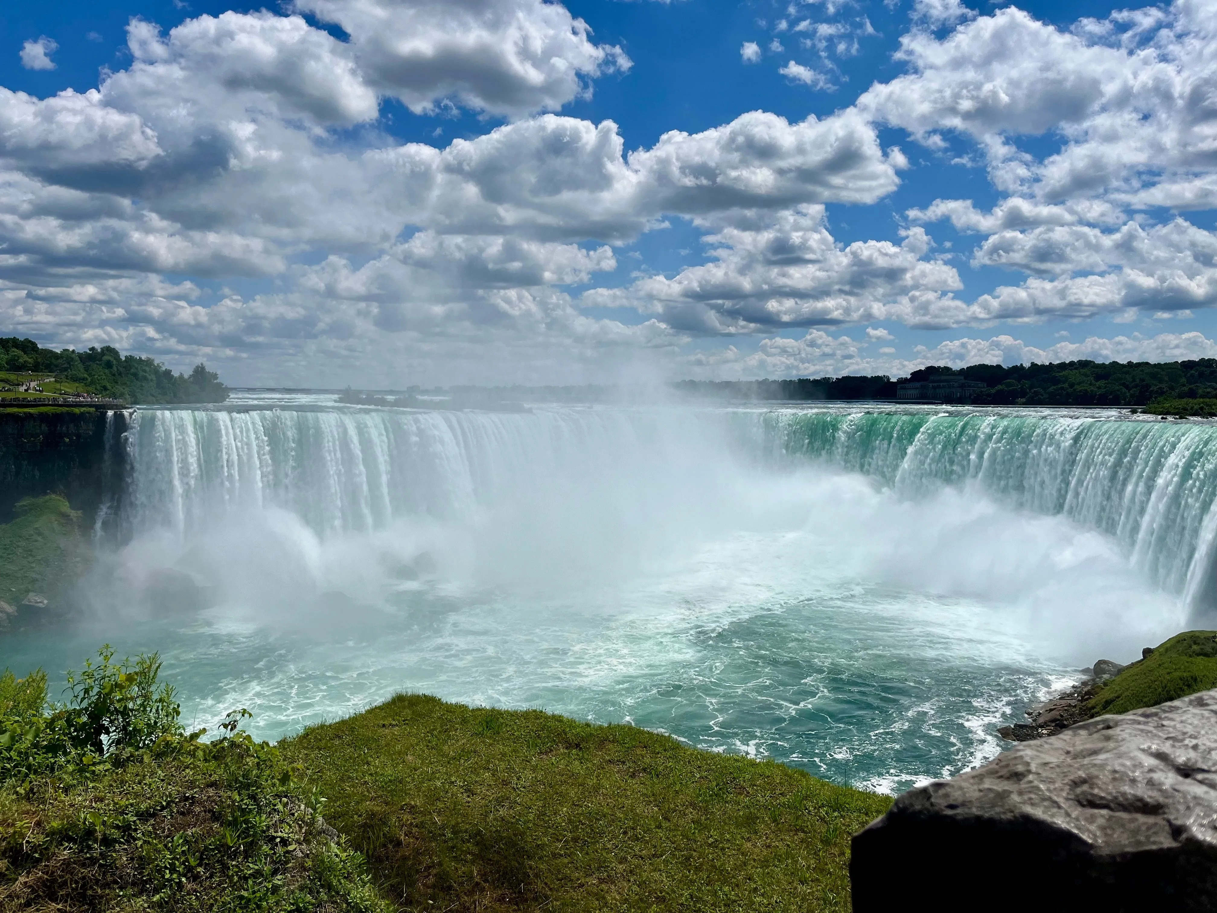 Ảnh gốc Thác Niagara chưa chỉnh sửa, được dùng để đối chiếu với phiên bản đã qua xử lý bằng Photoleap, thể hiện tiềm năng sáng tạo nghệ thuật.