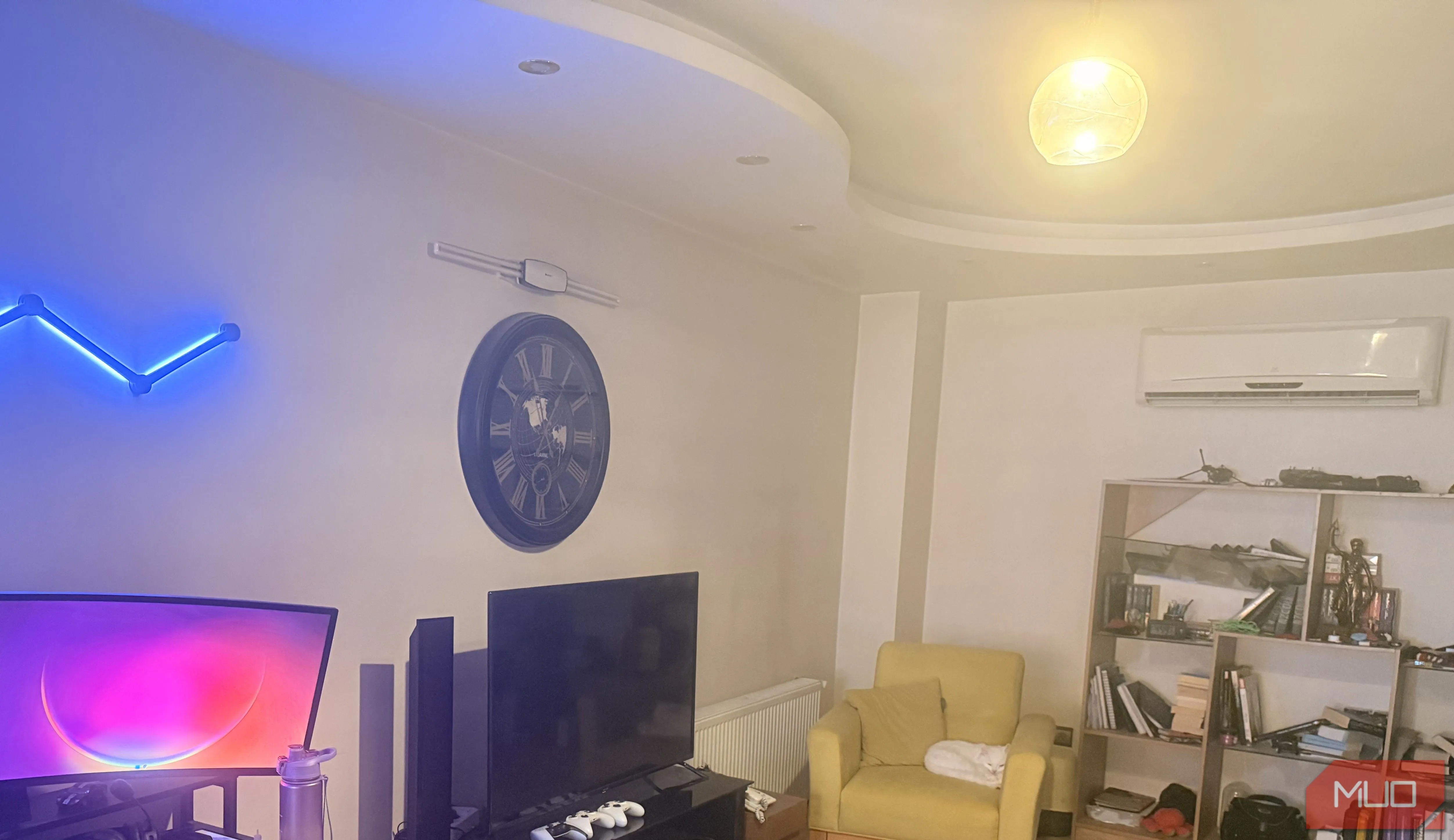 ảnh phòng khách chụp từ điện thoại bị mờ và thiếu chi tiết do ống kính bám bẩn