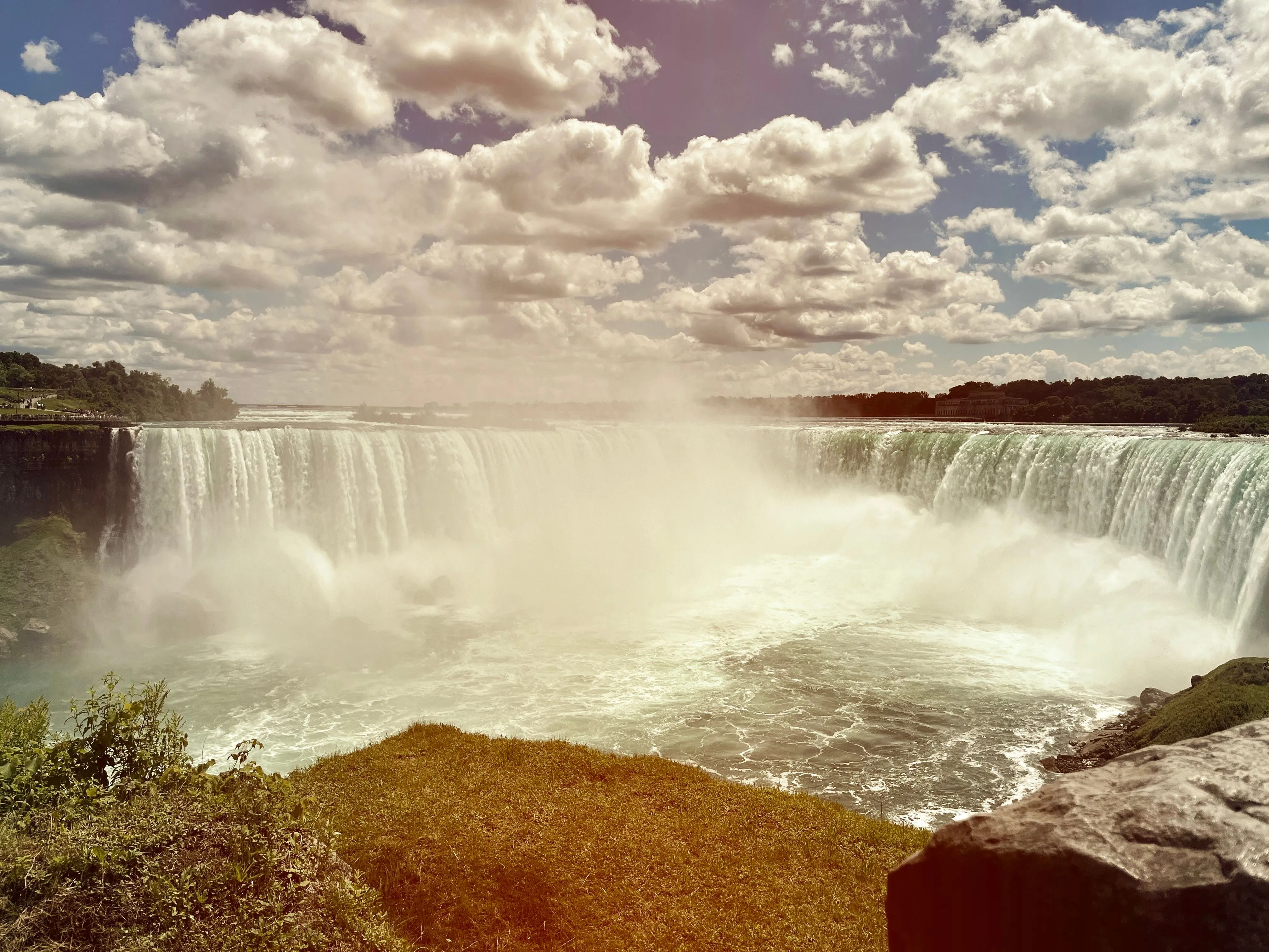 Ảnh Thác Niagara đã được chỉnh sửa sáng tạo bằng Photoleap, với các hiệu ứng nghệ thuật và biến đổi màu sắc, cho thấy khả năng ứng dụng cho mục đích phi thực tế của ứng dụng.