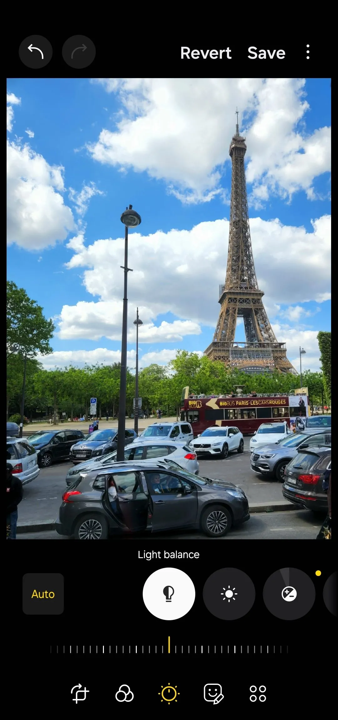 Ảnh tháp Eiffel trong ứng dụng chỉnh sửa ảnh Samsung