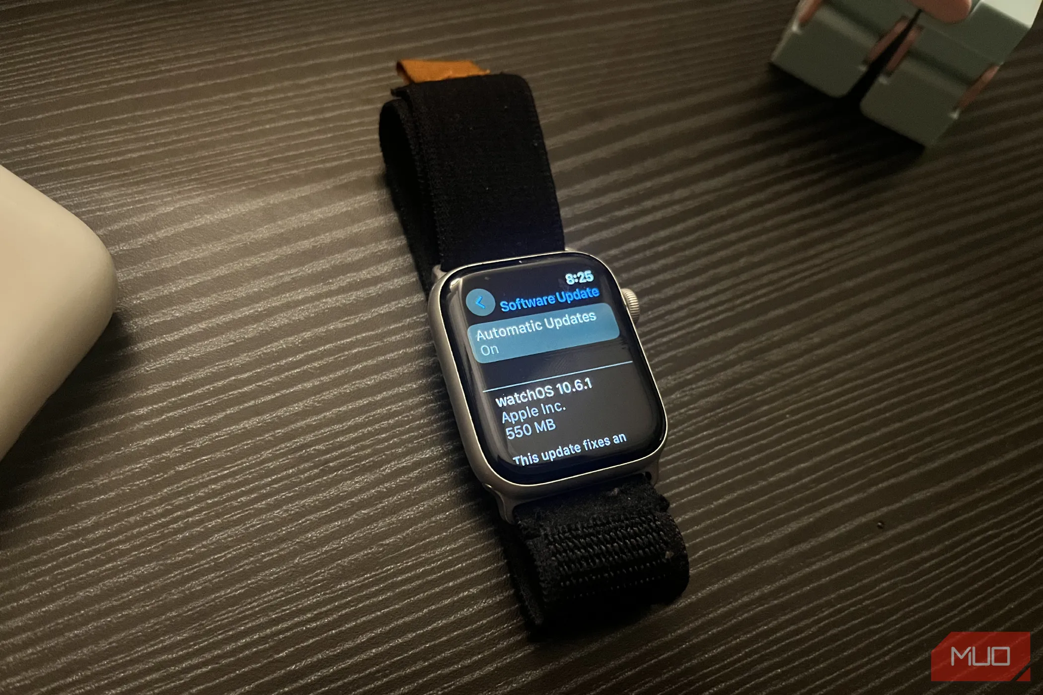 Apple Watch Series 4 đang hiển thị trang cập nhật phần mềm watchOS