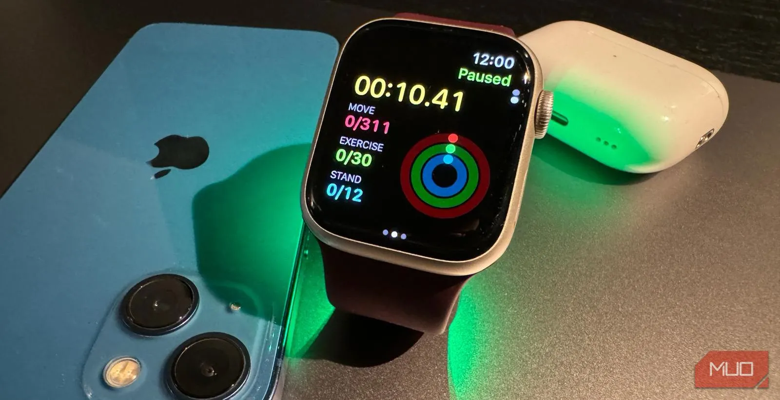 Apple Watch Series 9 hiển thị giao diện tập luyện, cùng với iPhone và AirPods Pro