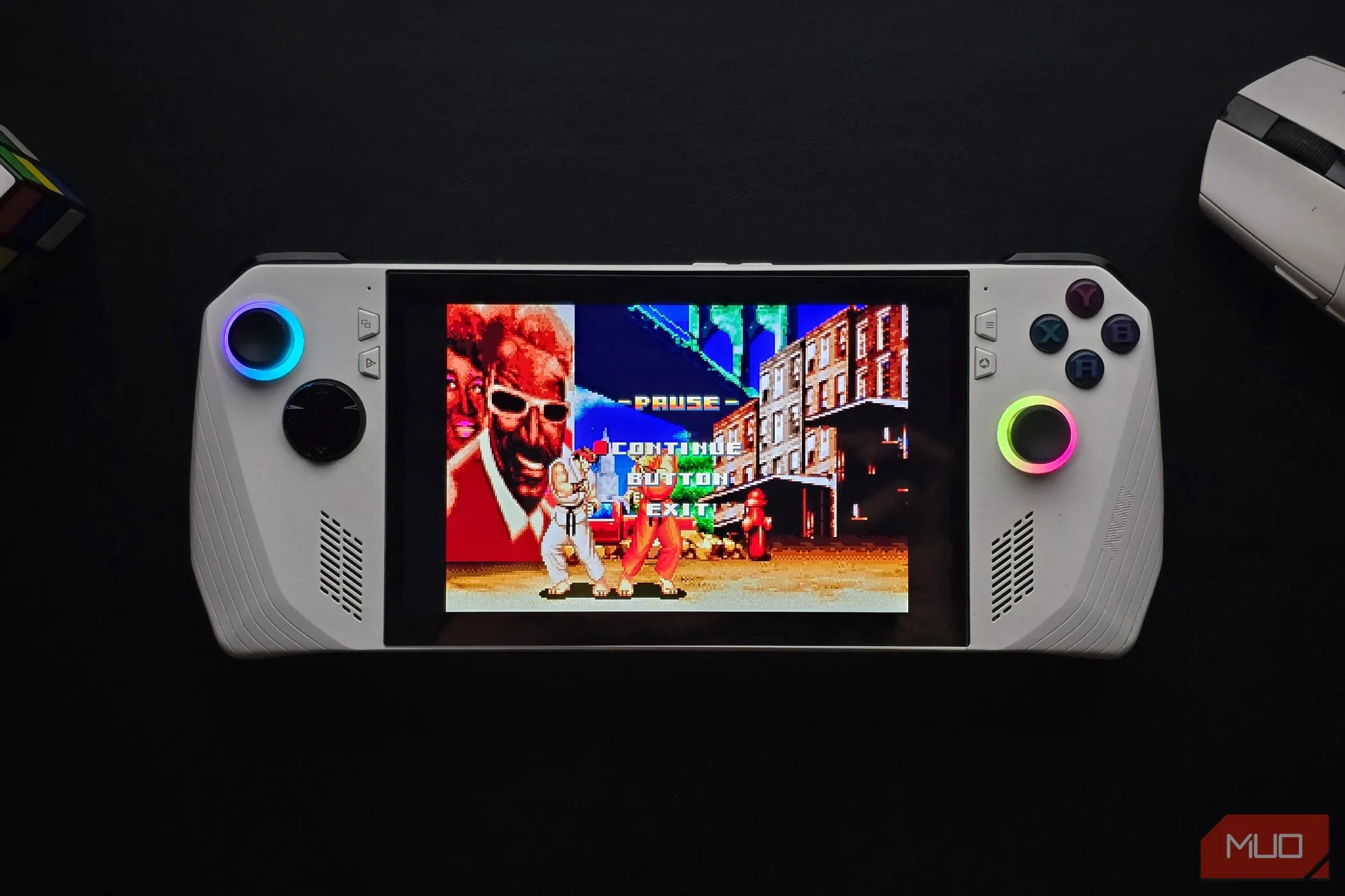ASUS ROG Ally hiển thị game Super Street Fighter II đang chạy qua trình giả lập RetroArch