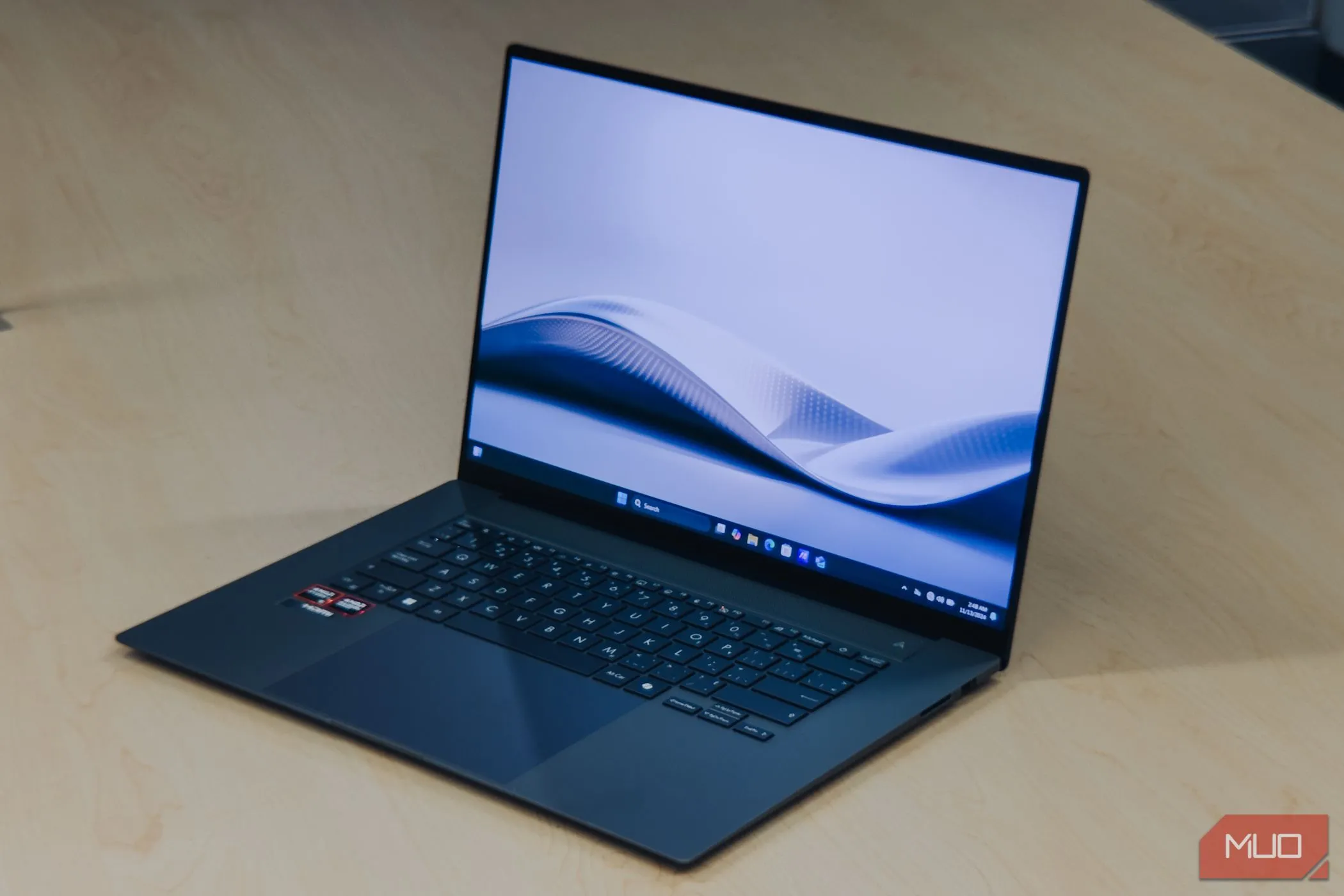 ASUS Zenbook S 16 góc nghiêng hiển thị màn hình OLED