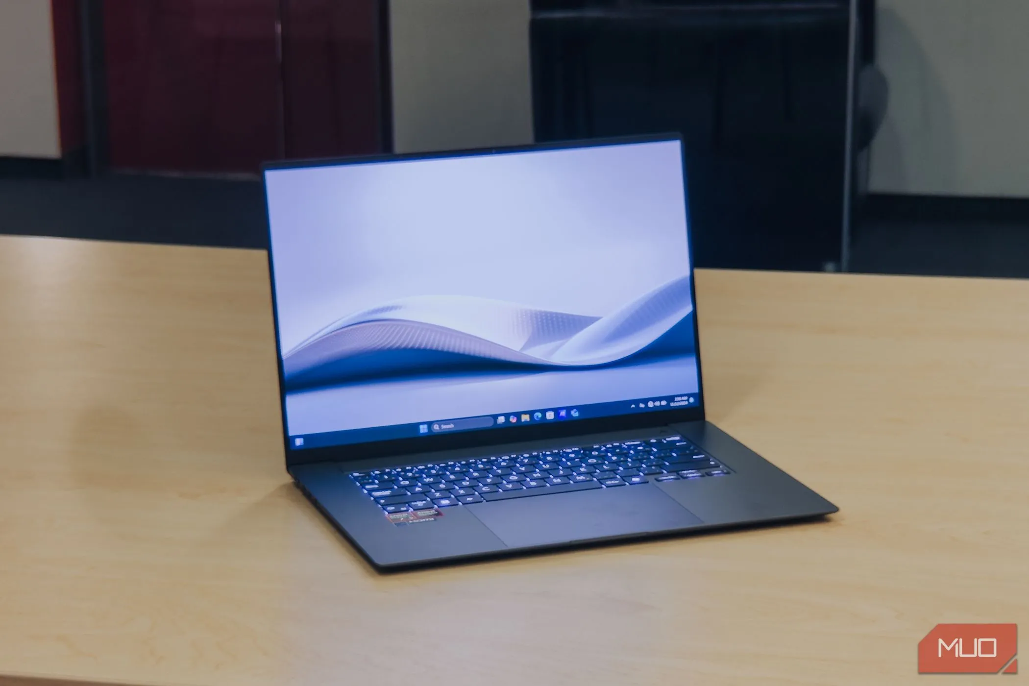 ASUS Zenbook S 16 màn hình bật trên bàn gỗ góc nghiêng