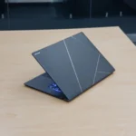 ASUS Zenbook S 16 mặt lưng bằng Ceraluminum trên bàn gỗ