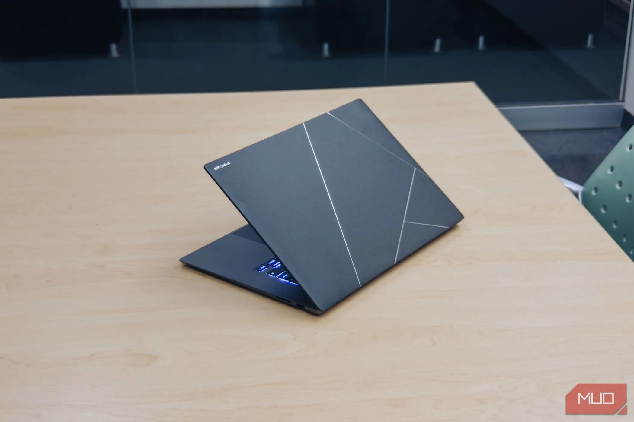 ASUS Zenbook S 16 mặt lưng bằng Ceraluminum trên bàn gỗ