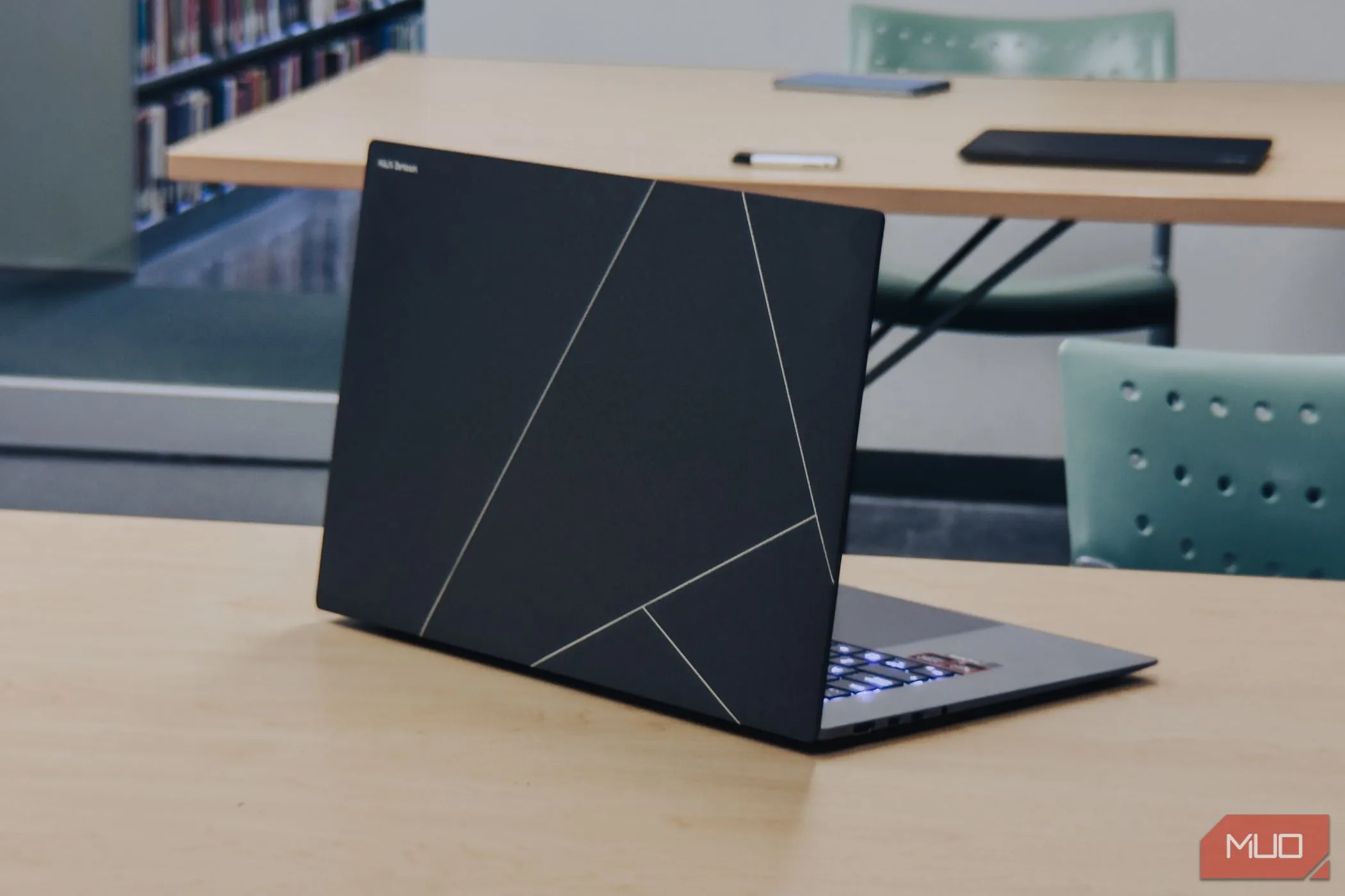 ASUS Zenbook S 16 mặt sau góc cạnh cho thấy thiết kế mỏng nhẹ