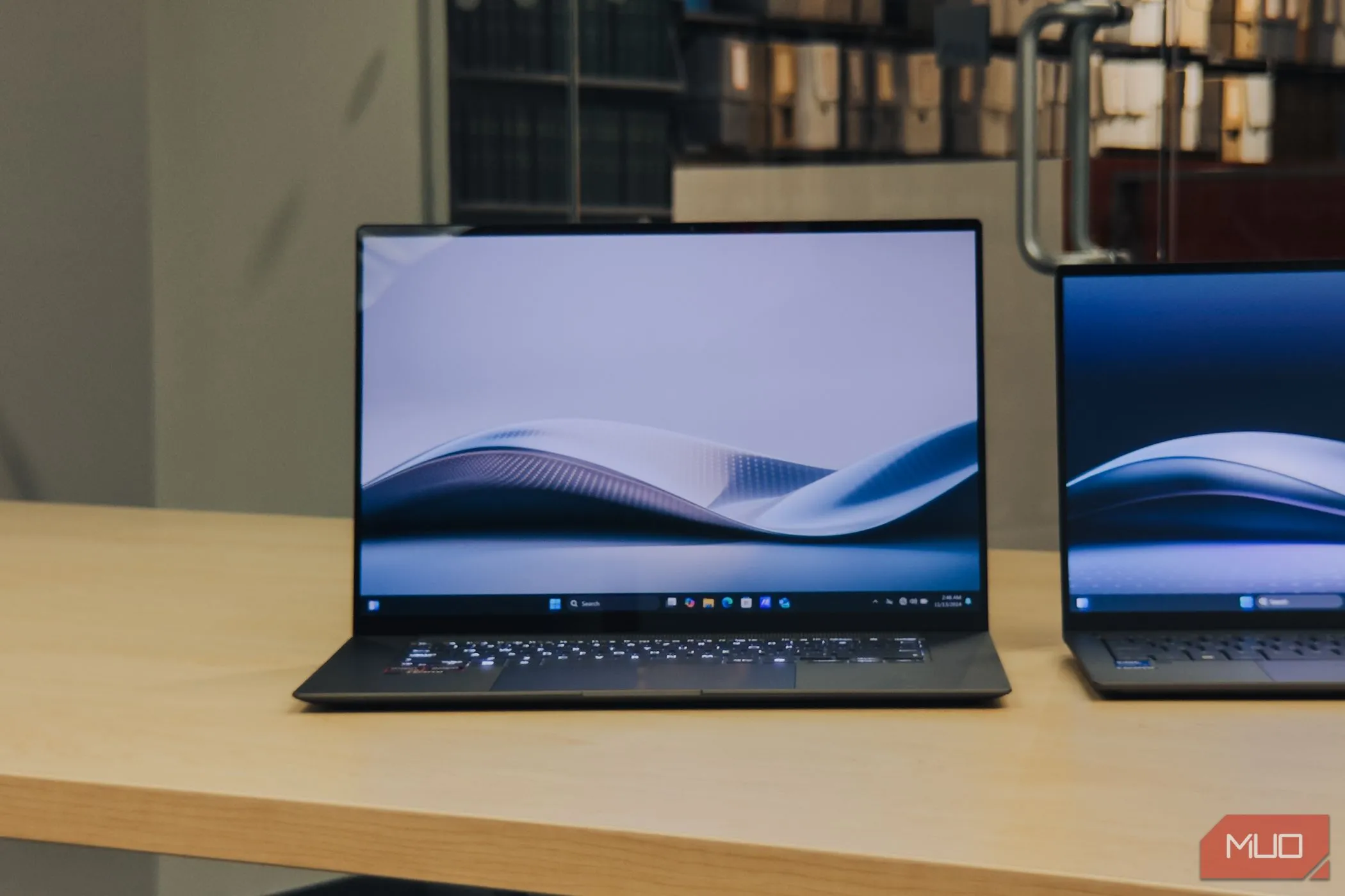ASUS Zenbook S 16 trên bàn gỗ với màn hình OLED rực rỡ