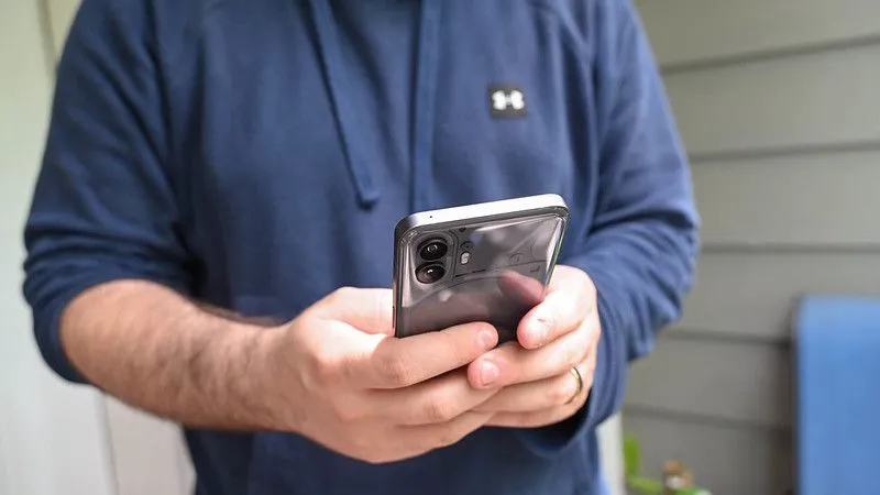 Ba chiếc điện thoại Samsung Galaxy Z Fold5 hiển thị các ứng dụng di động, tượng trưng cho khả năng kết nối không ngừng.