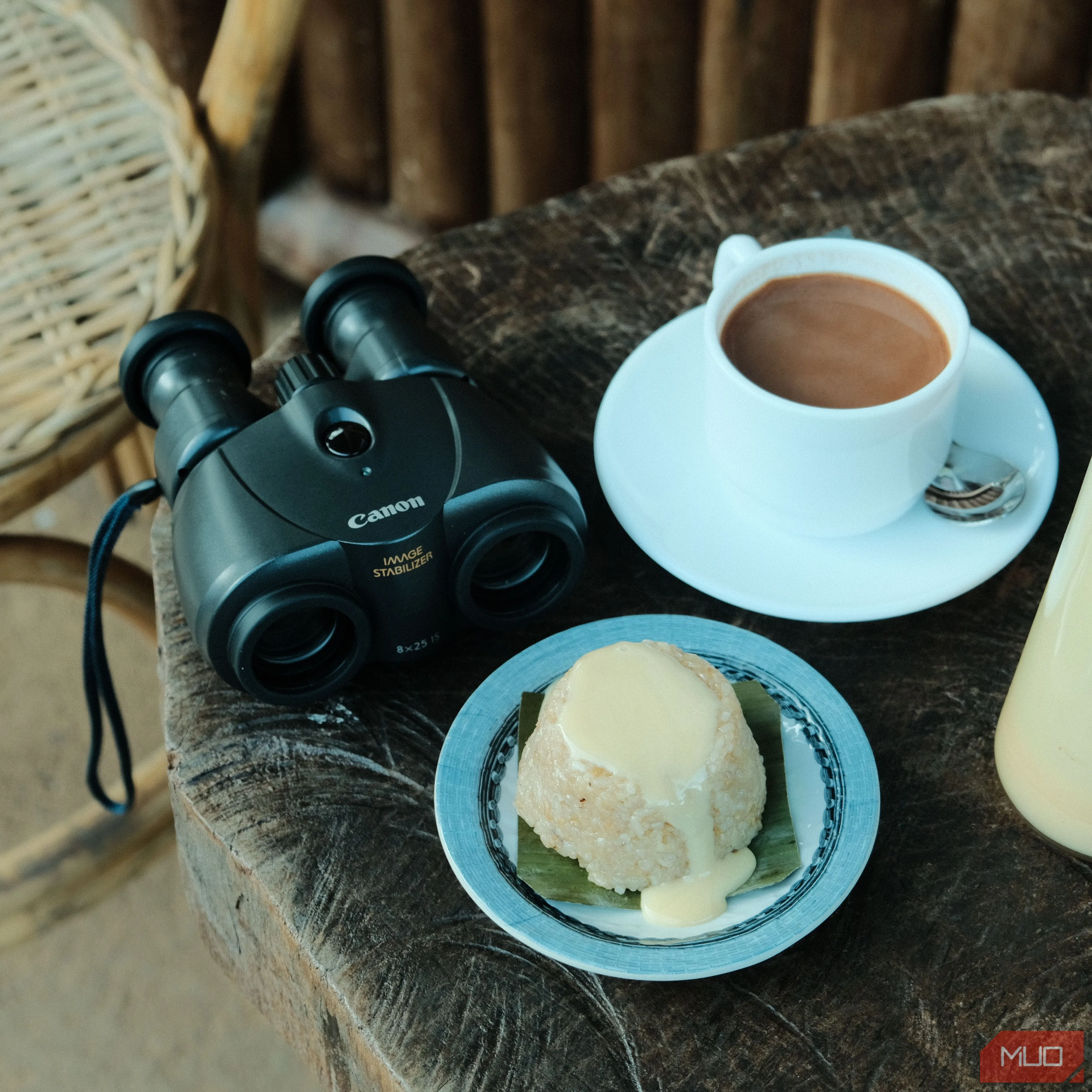 Bàn ăn bày biện thức ăn hấp dẫn với ly nước và đĩa đồ ăn, chụp bằng Fuji X-T20