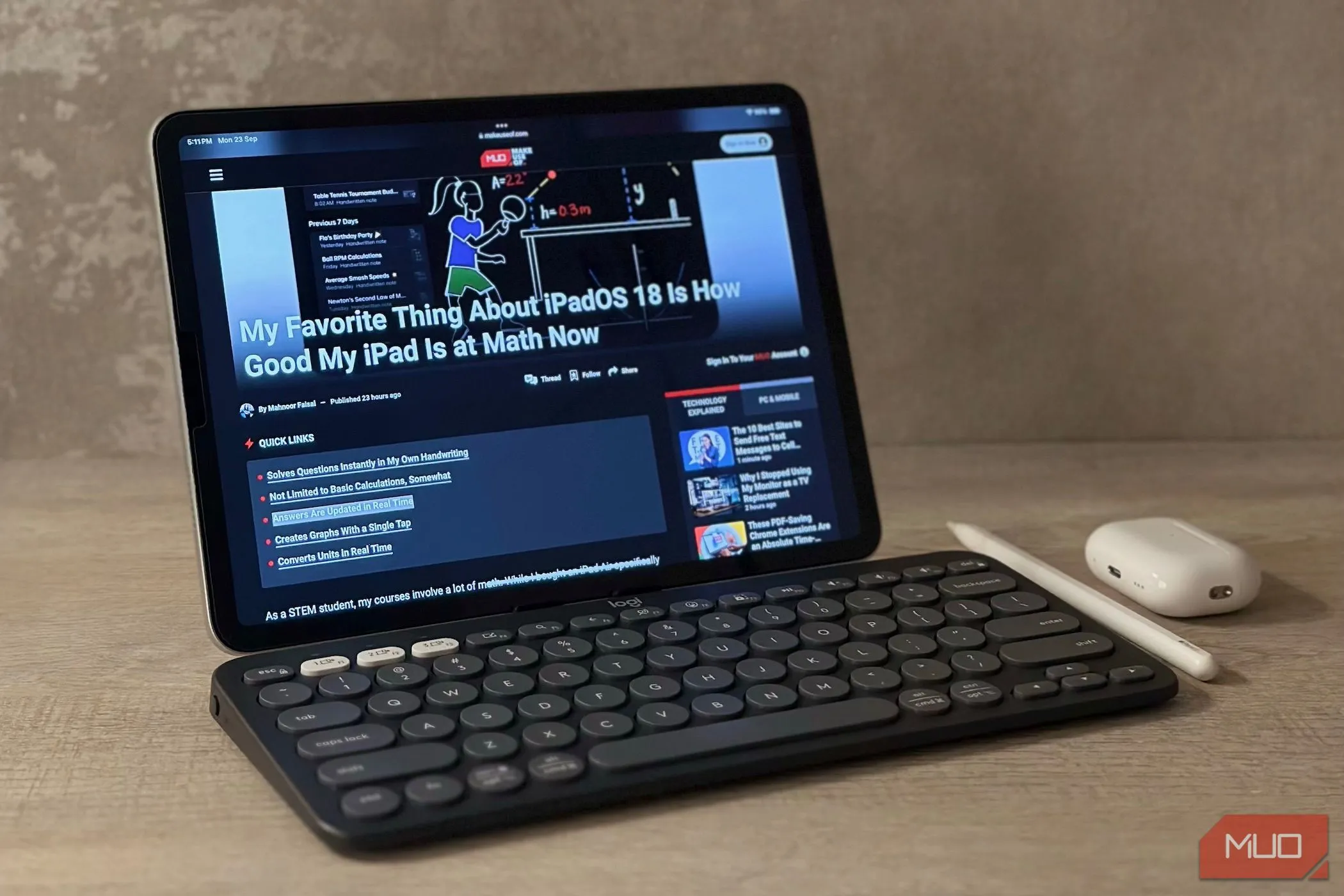 Bàn làm việc với iPad, Apple Pencil, bàn phím Logitech Pebble 2 và tai nghe AirPods được sắp xếp gọn gàng