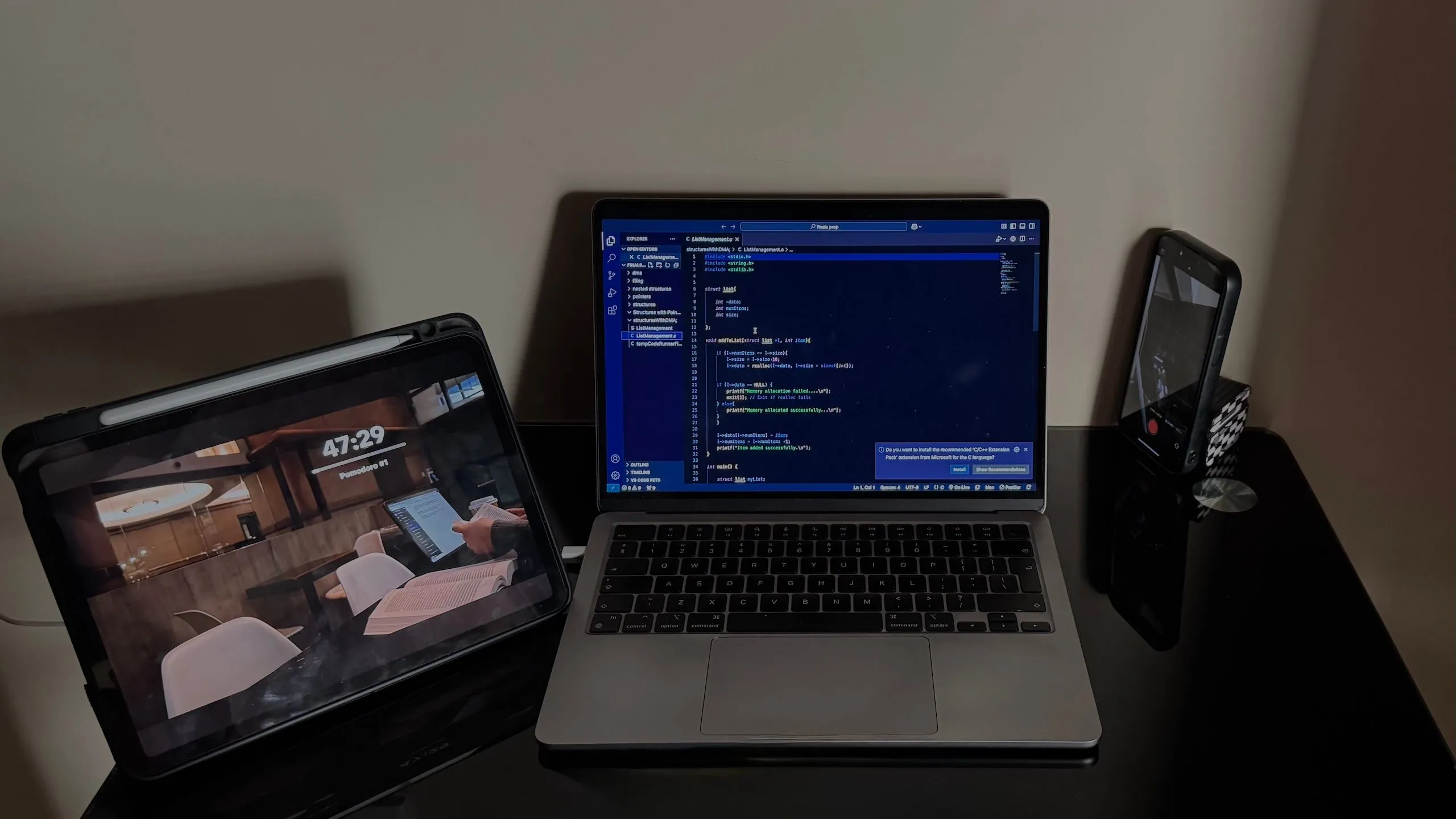 Bàn làm việc với iPad, iPhone và MacBook cho thấy khả năng kết nối đa thiết bị liền mạch
