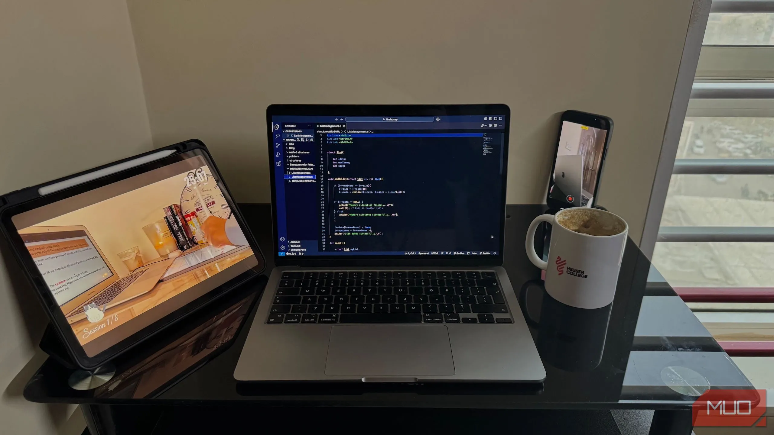 Bàn làm việc với MacBook, iPad và điện thoại