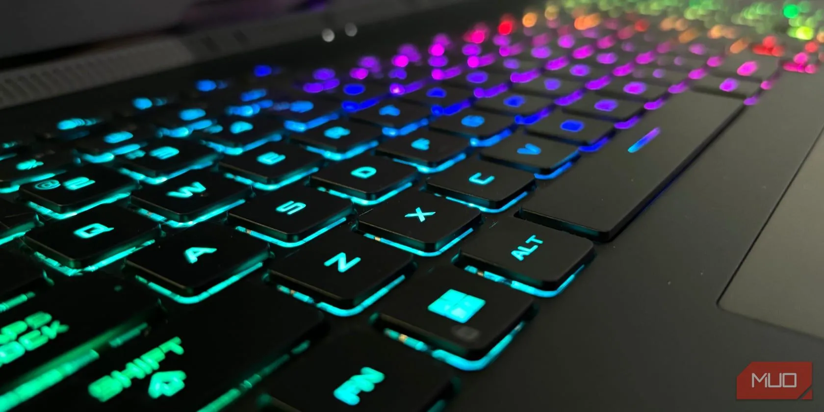Bàn phím máy tính minh họa phím tắt Ctrl F11 và Ctrl F12 để ghim cửa sổ Windows 11