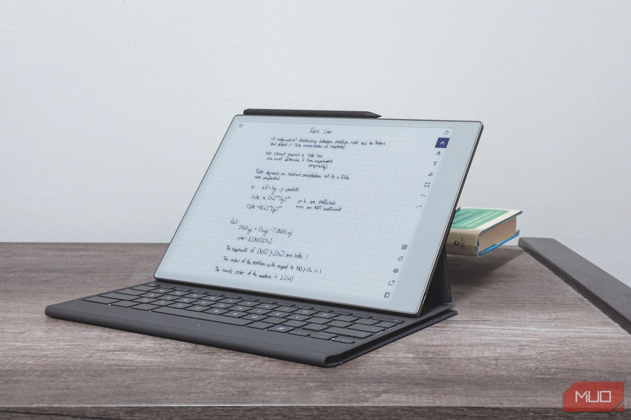 Bàn phím Type Folio gắn với reMarkable Paper Pro, cho thấy cách sử dụng phụ kiện bàn phím.