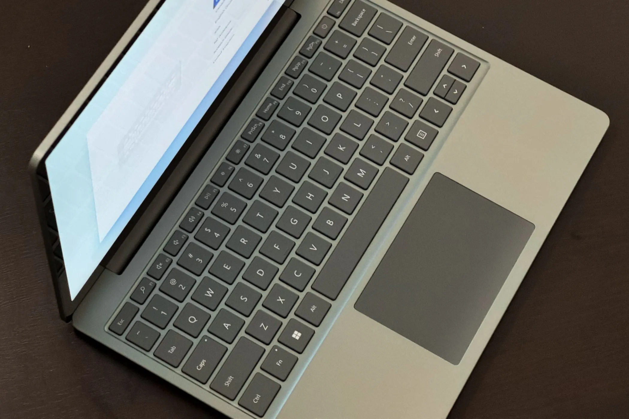 Bàn phím và trackpad của Surface Laptop Go 3, cho thấy thiết kế phẳng đặc trưng của laptop mỏng nhẹ.
