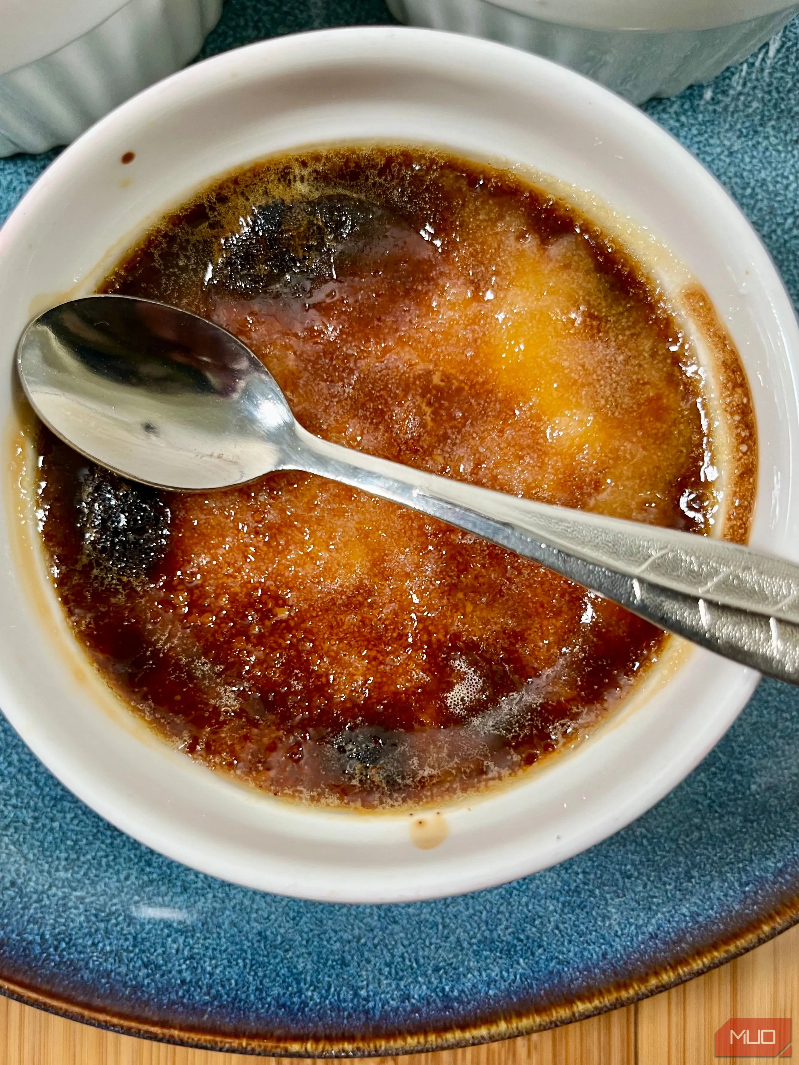 Bánh creme brulee với lớp đường cháy vàng óng dưới ánh sáng dịu nhẹ