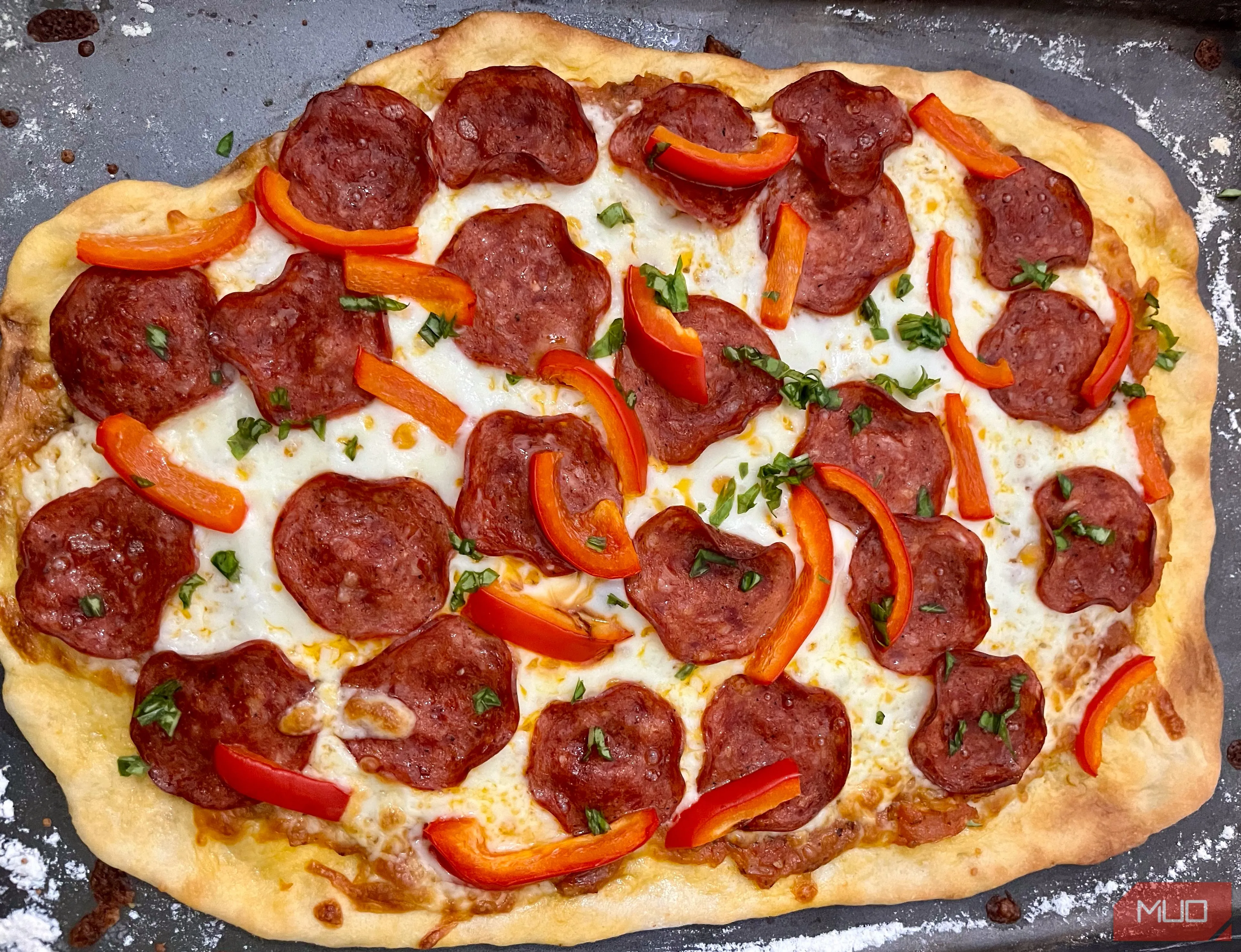 Bánh pizza pepperoni với bố cục đối xứng và hấp dẫn