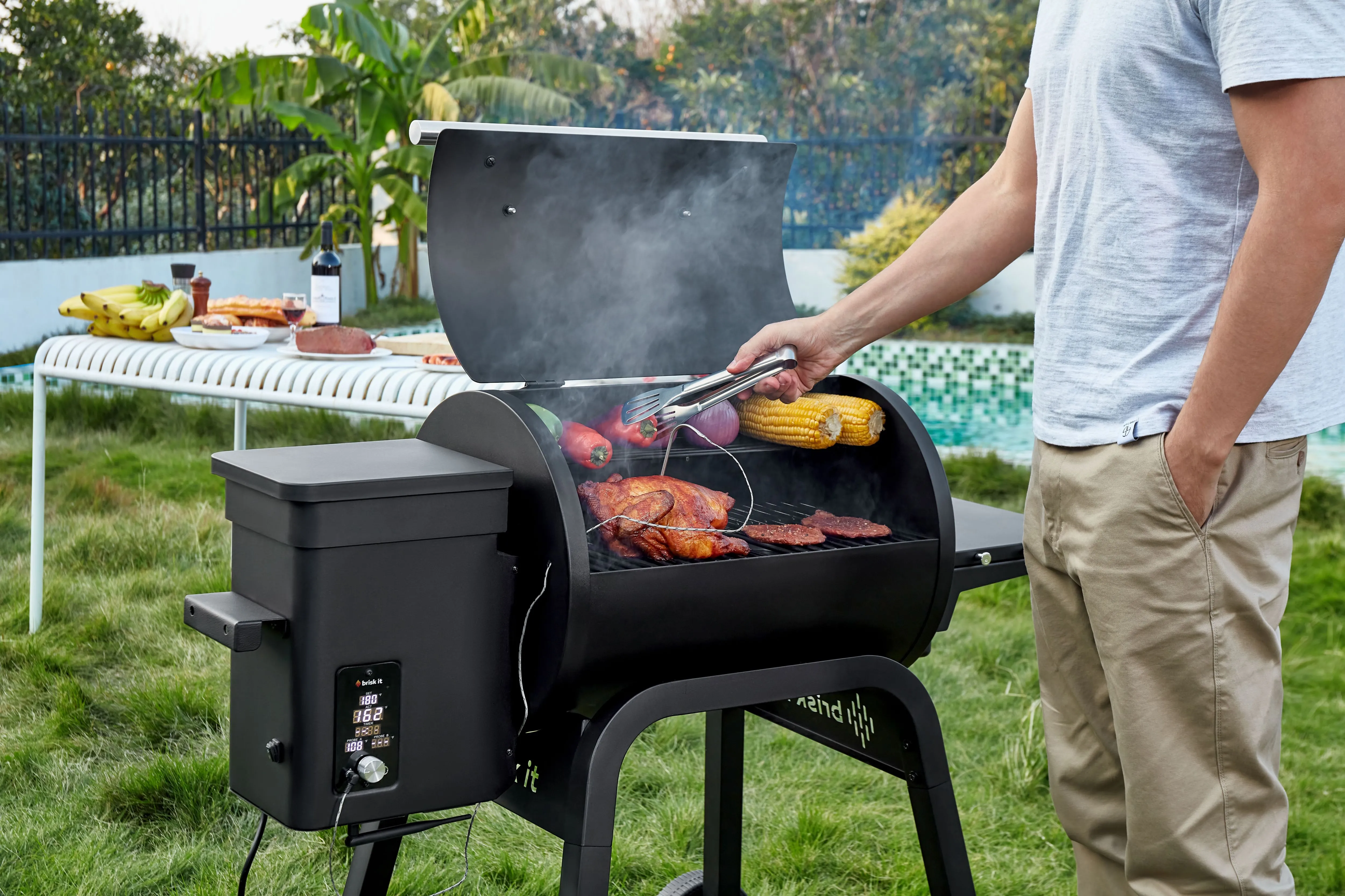 Bếp nướng thông minh Brisk It Zelos-450 đang hoạt động, công nghệ AI hỗ trợ nướng BBQ