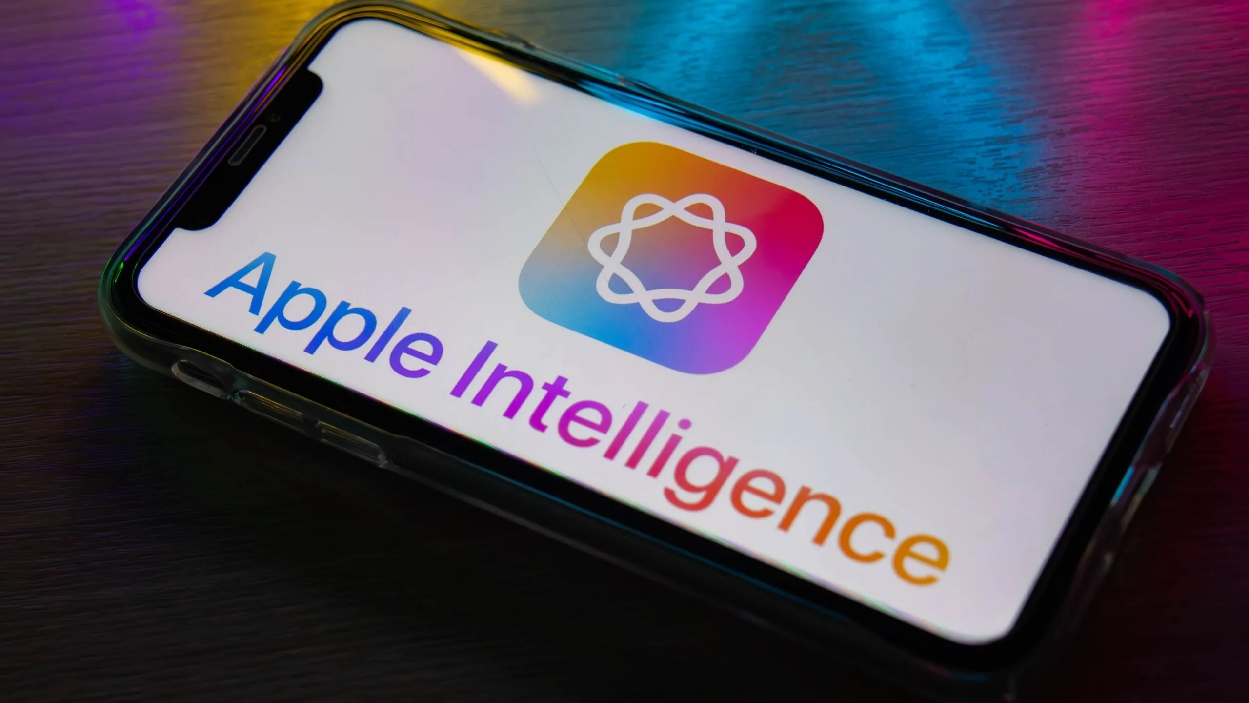 Biểu tượng Apple Intelligence trên màn hình iPhone hiển thị tính năng thông báo ưu tiên