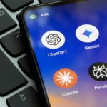 Biểu tượng chatbot AI trên màn hình điện thoại thông minh, tượng trưng cho trí tuệ nhân tạo và các ứng dụng chatbot
