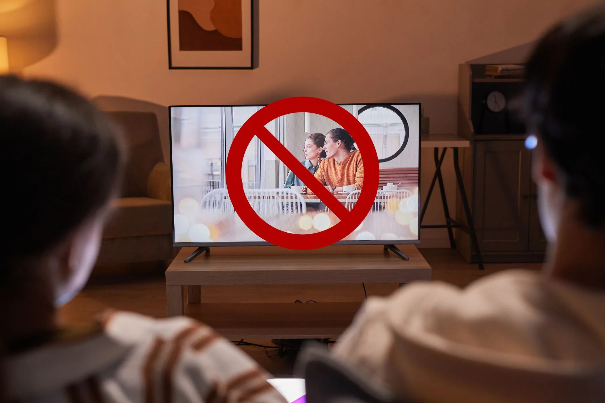 Biểu tượng dấu gạch chéo trên màn hình TV ám chỉ việc các ứng dụng nền đang gây chậm tốc độ internet.