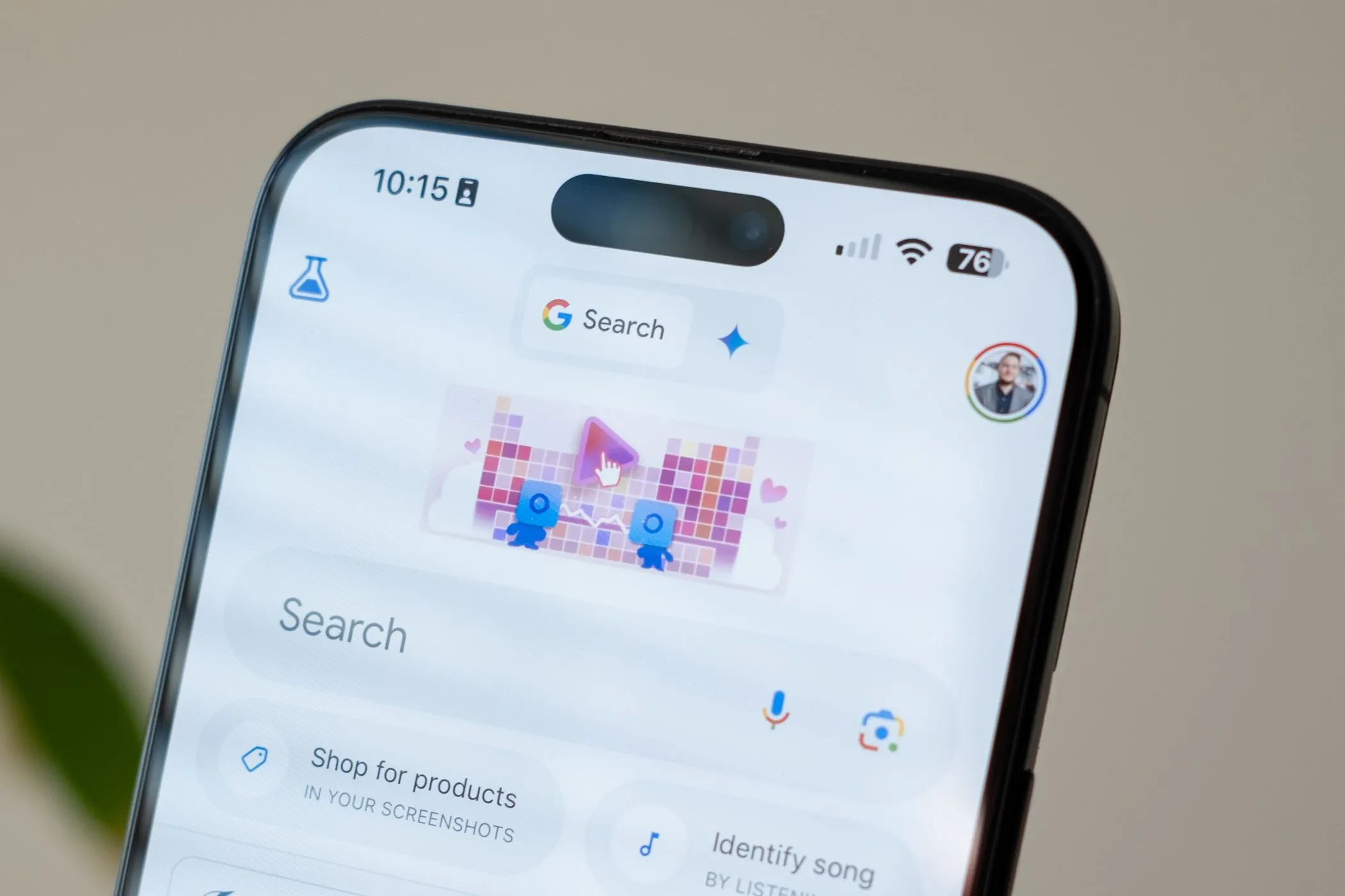 Biểu tượng Gemini AI trên ứng dụng Google, minh họa giao diện trò chuyện như cuộc gọi trên iPhone 15 Pro Max