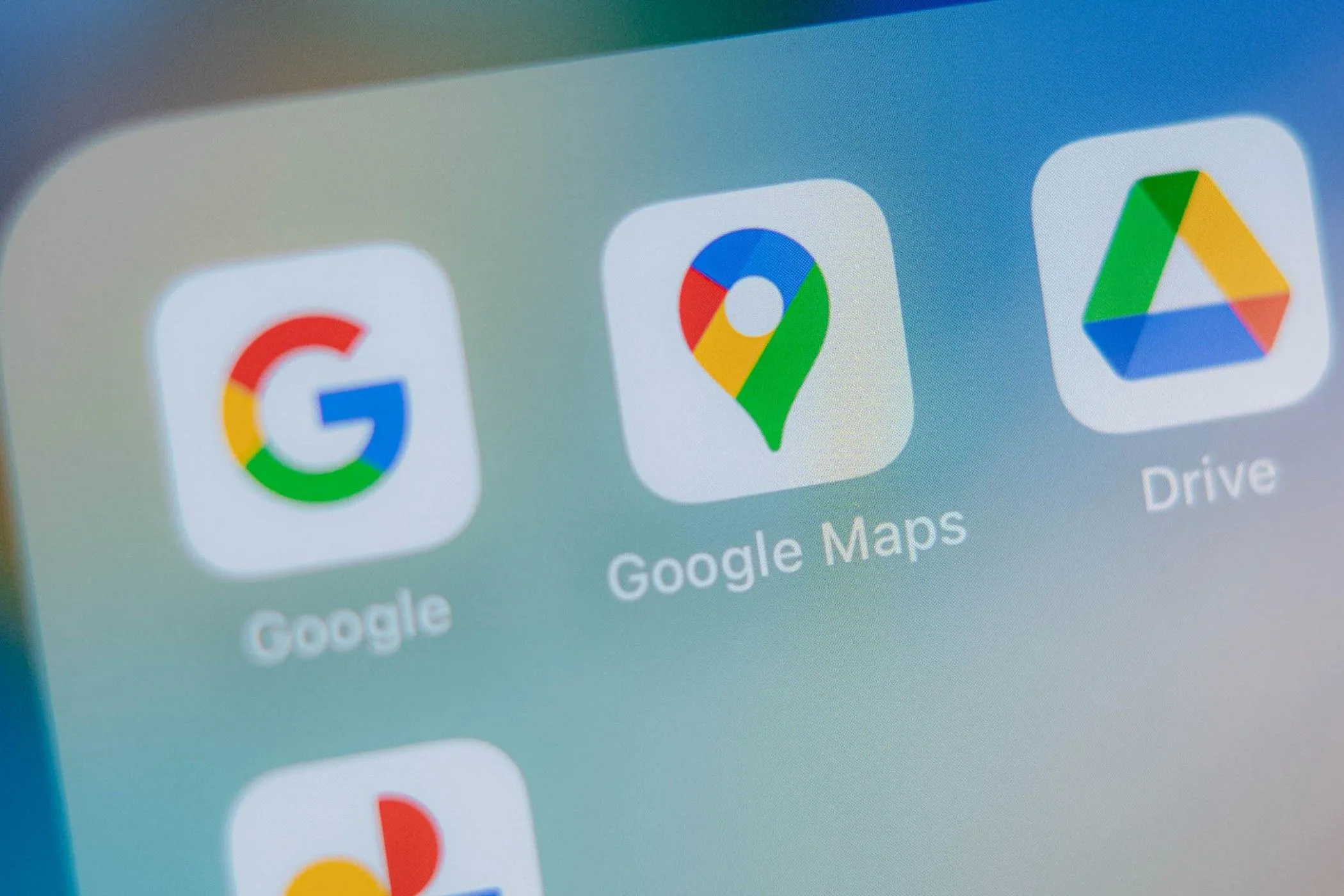 Biểu tượng Google Maps trên màn hình điện thoại minh họa tính năng Timeline
