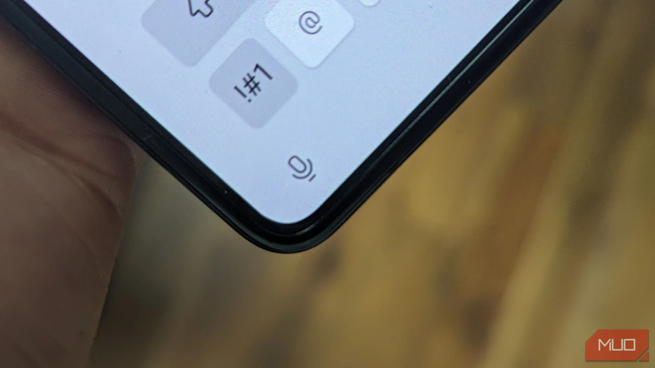 Biểu tượng micro trên bàn phím ảo của điện thoại Galaxy Z Fold 5