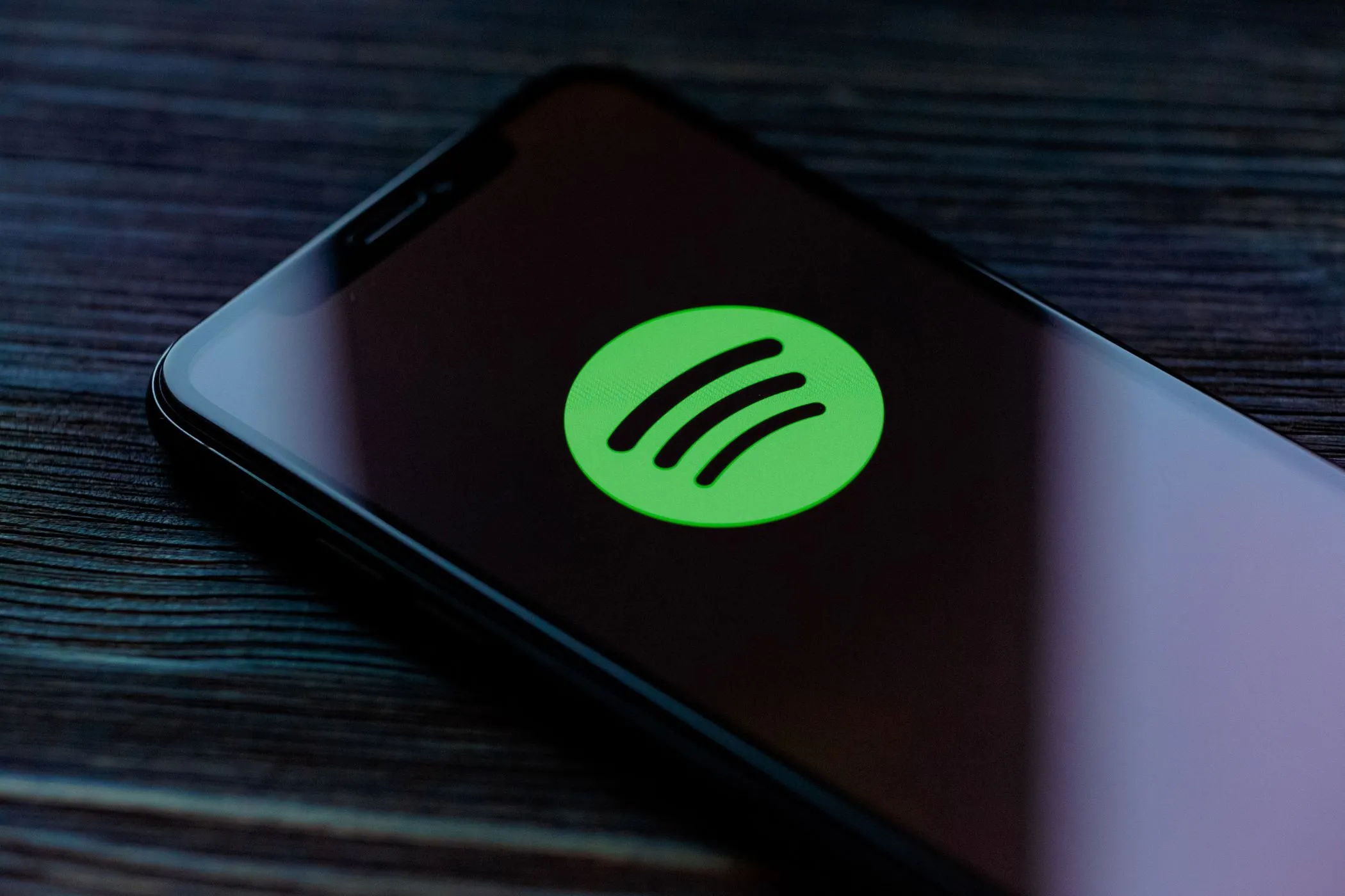 Biểu tượng Spotify trên điện thoại thông minh, minh họa cho ứng dụng nghe nhạc theo dõi thói quen và dữ liệu cảm biến của người dùng.