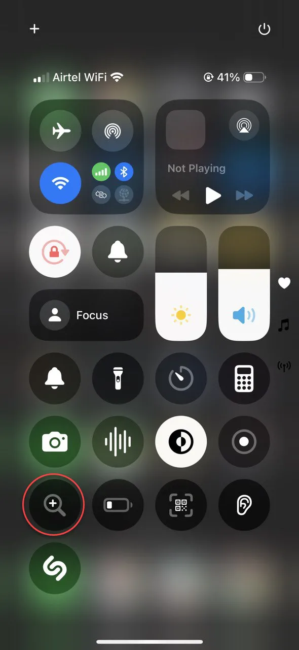 Biểu tượng ứng dụng Kính lúp (Magnifier) trên màn hình chính của iPhone, sẵn sàng để mở và phóng to các chi tiết nhỏ như số seri thiết bị.
