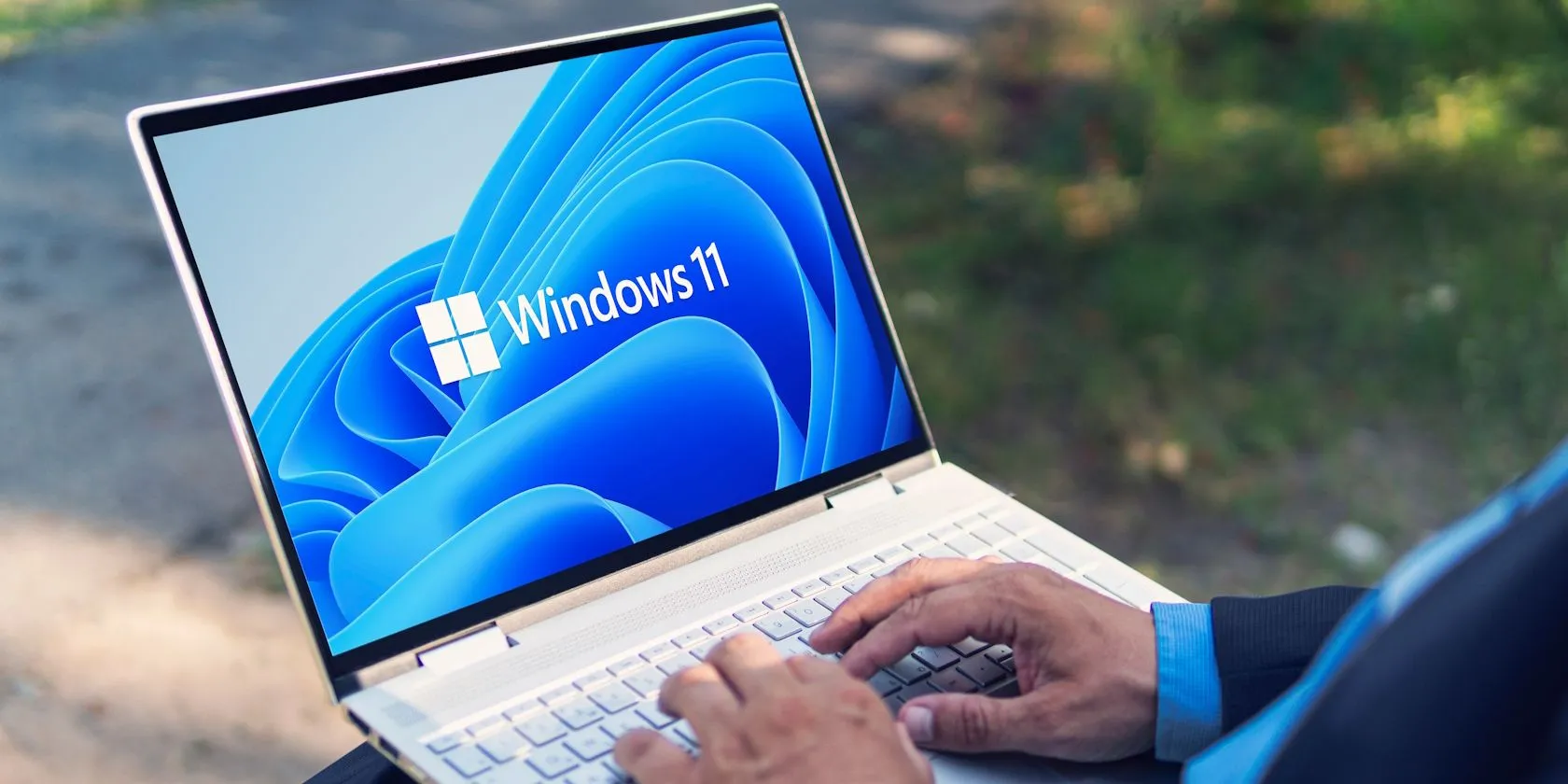 Biểu tượng Windows 11 trên màn hình laptop