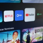 Biểu tượng YouTube trên màn hình TV Samsung, minh họa cho tính năng làm mờ hình thu nhỏ.