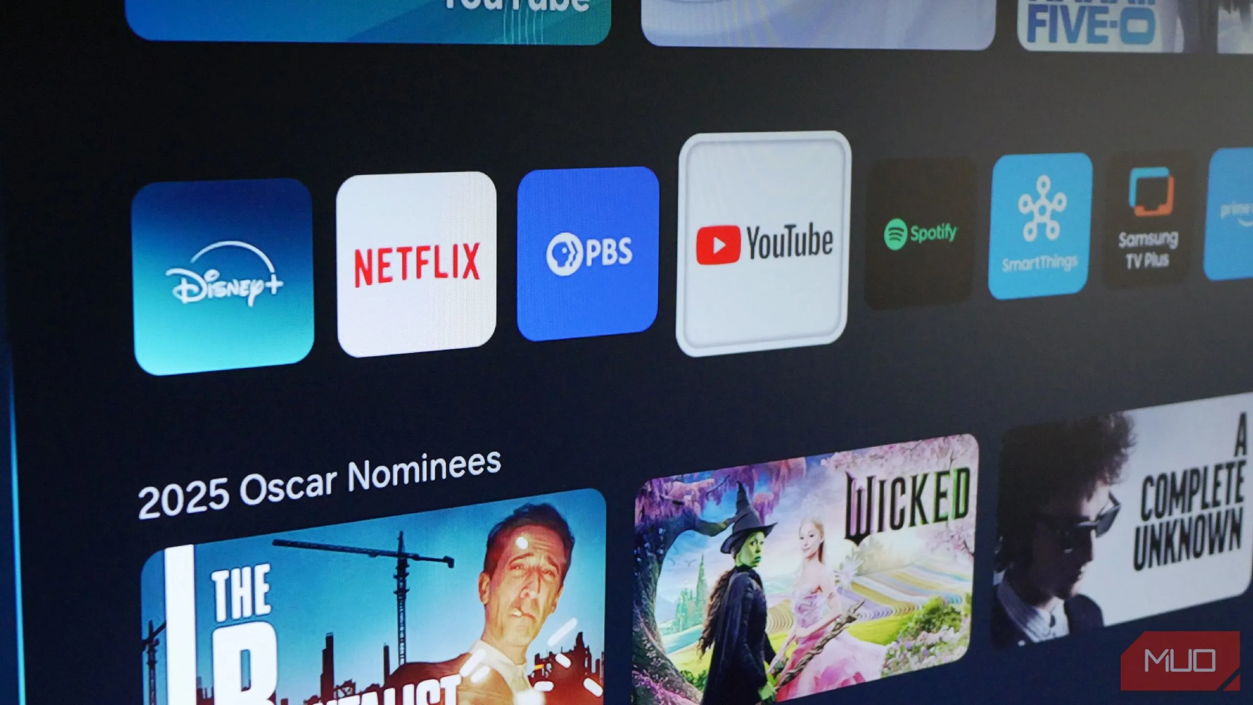 Biểu tượng YouTube trên màn hình TV Samsung, minh họa cho tính năng làm mờ hình thu nhỏ.