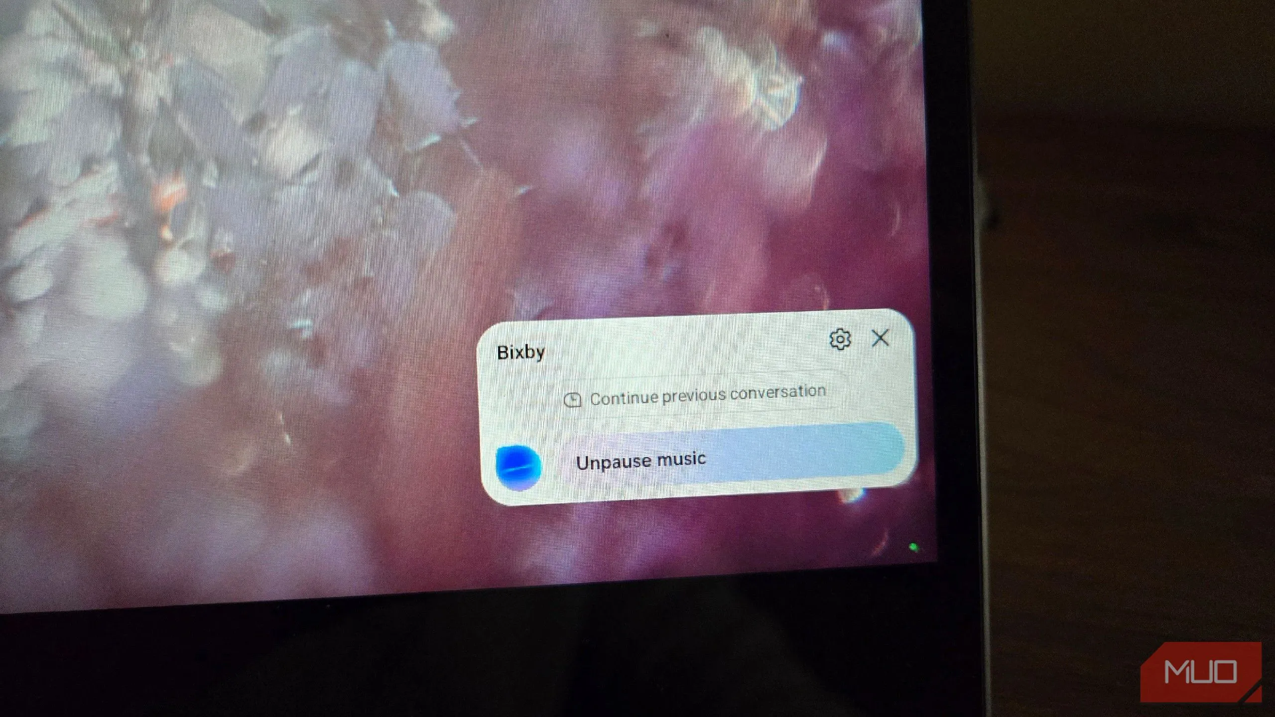 Bixby tạm dừng và tiếp tục phát nhạc trong môi trường Samsung DeX.
