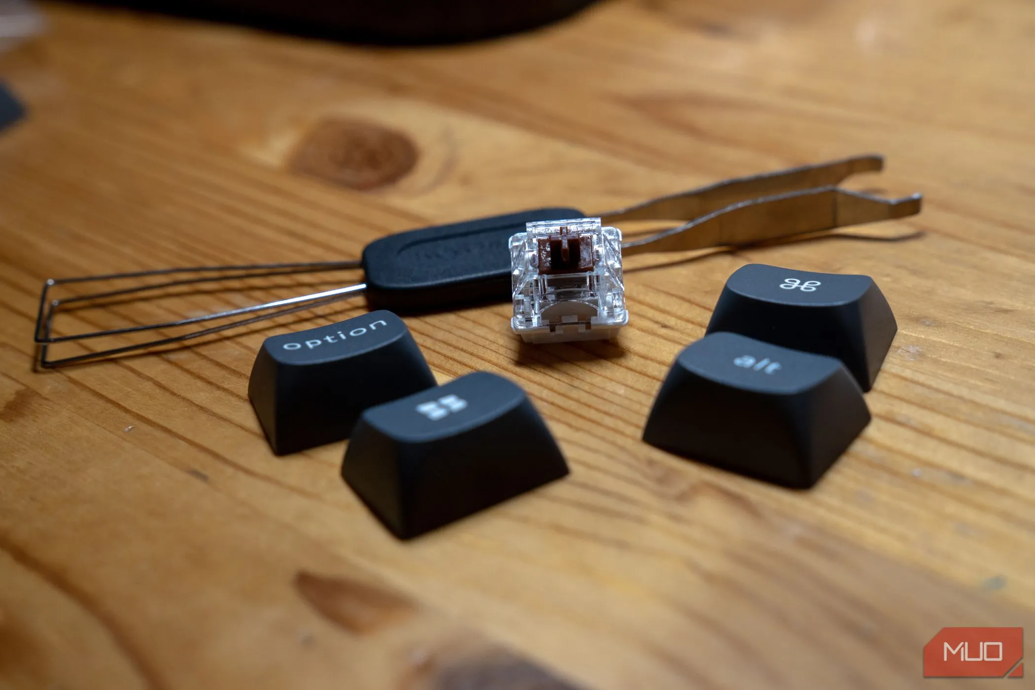 Bộ công cụ tháo keycap và switch của Keychron K8 Max cùng các keycap và switch rời