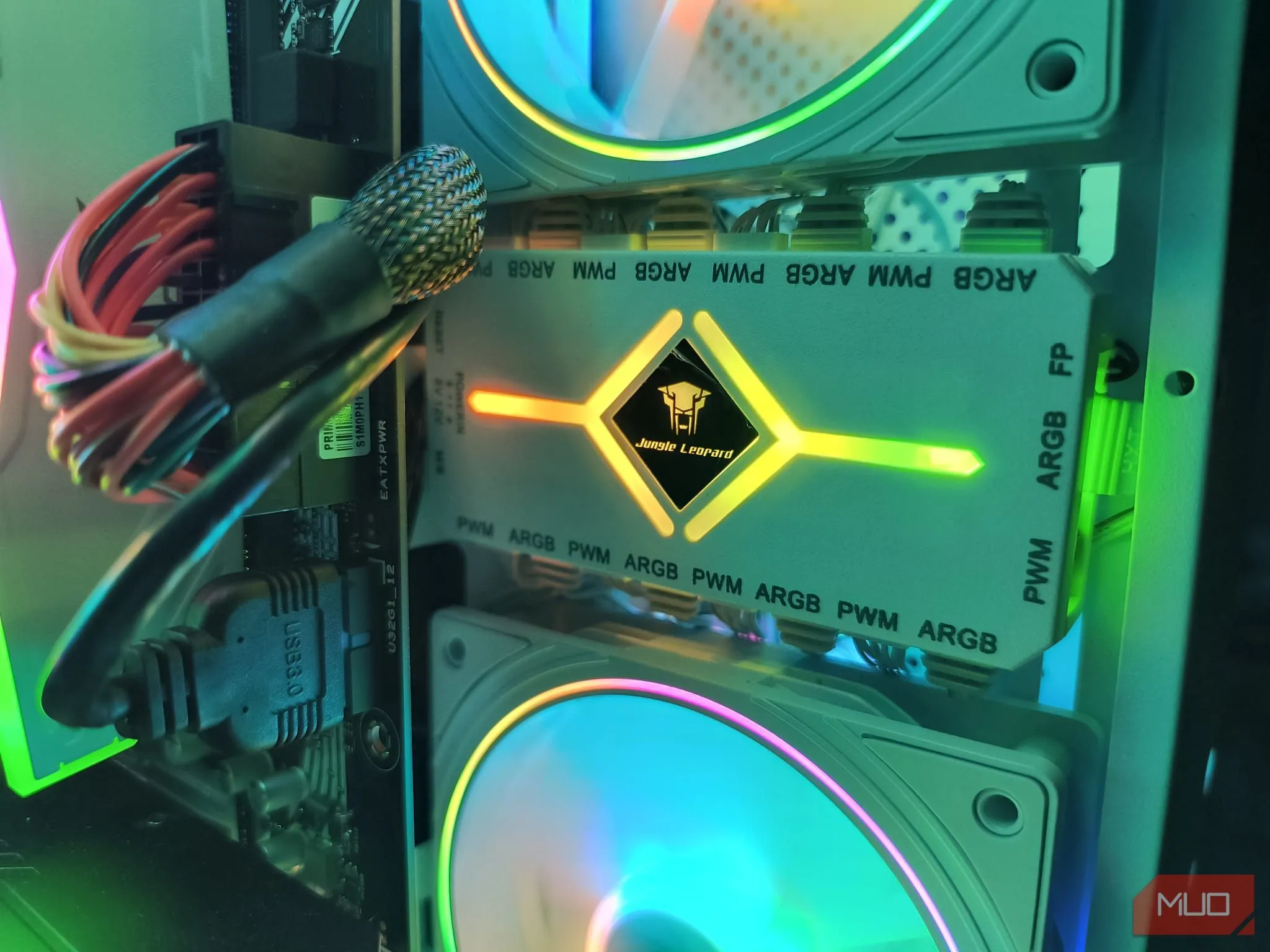 Bộ điều khiển quạt (fan hub) tích hợp giúp quản lý dây cáp và tín hiệu ARGB cho hệ thống quạt của PC chỉnh sửa ảnh