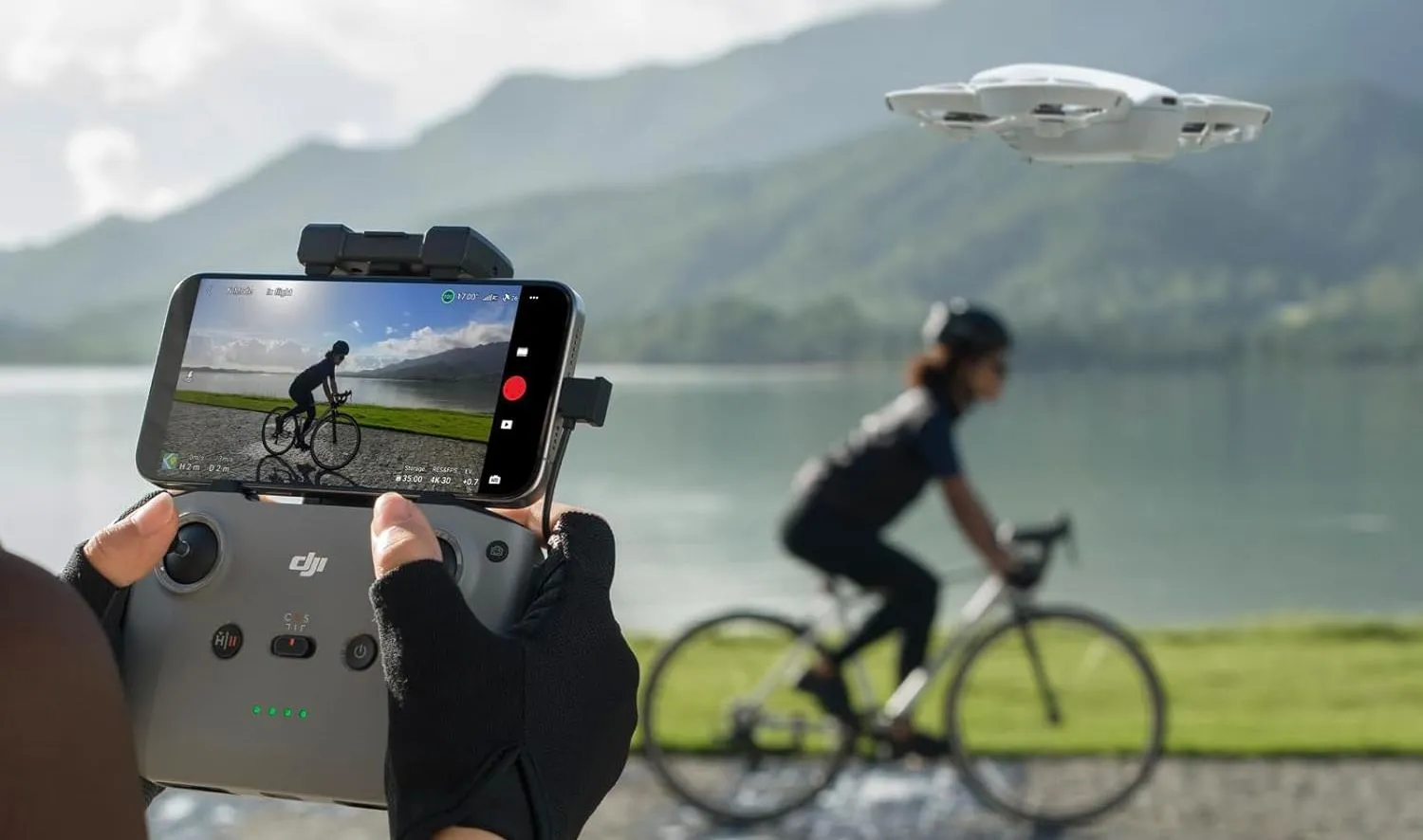 Bộ điều khiển từ xa DJI RC-N3 cho các dòng drone DJI Mini, có khe giữ điện thoại và cần điều khiển.