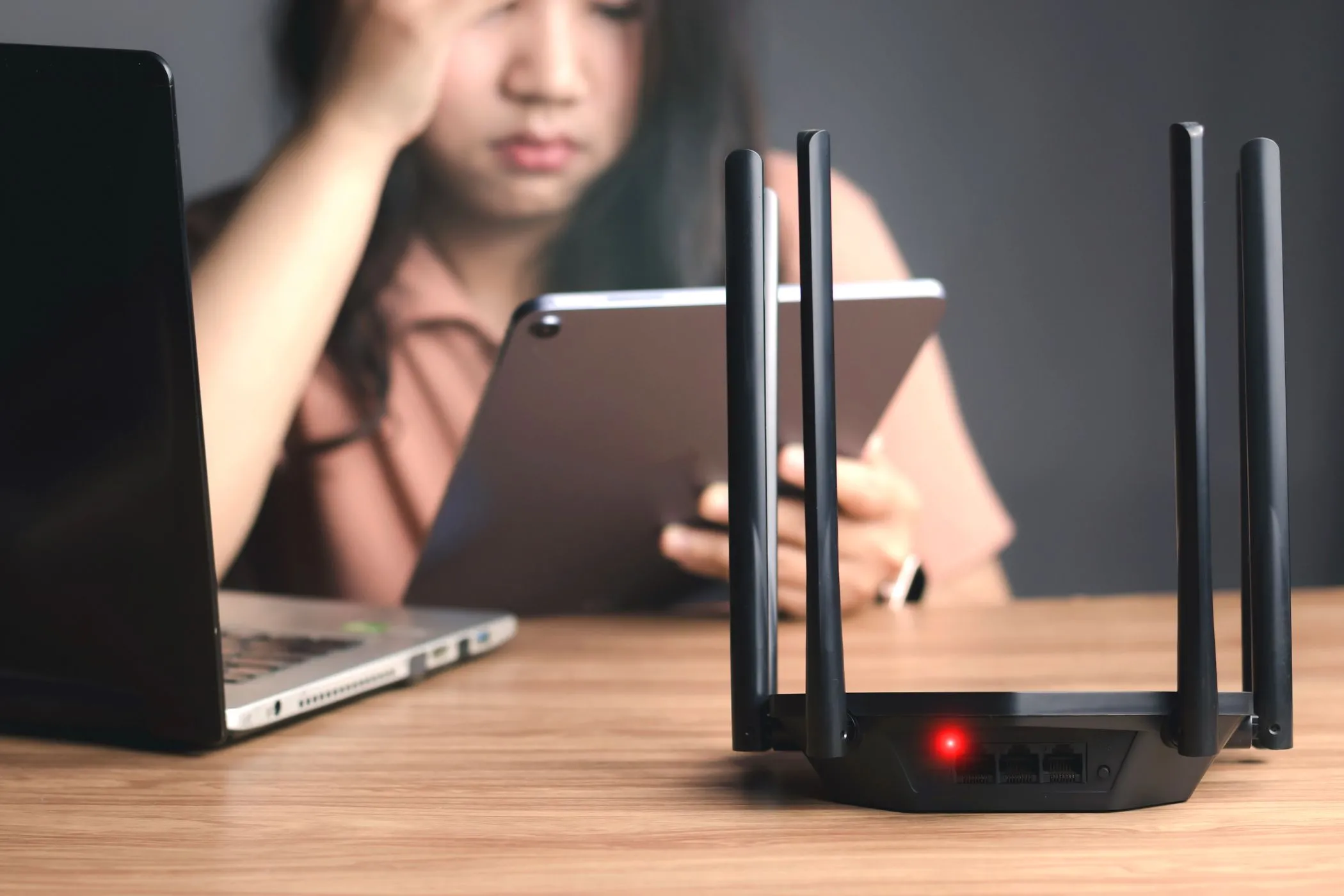 Bộ định tuyến Wi-Fi với đèn báo lỗi màu đỏ, minh họa các vấn đề kết nối hoặc firmware thường gặp ở mạng không dây