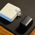 Bộ sạc điện thoại nhỏ gọn bên cạnh cục sạc MacBook lớn, minh họa sự khác biệt công suất