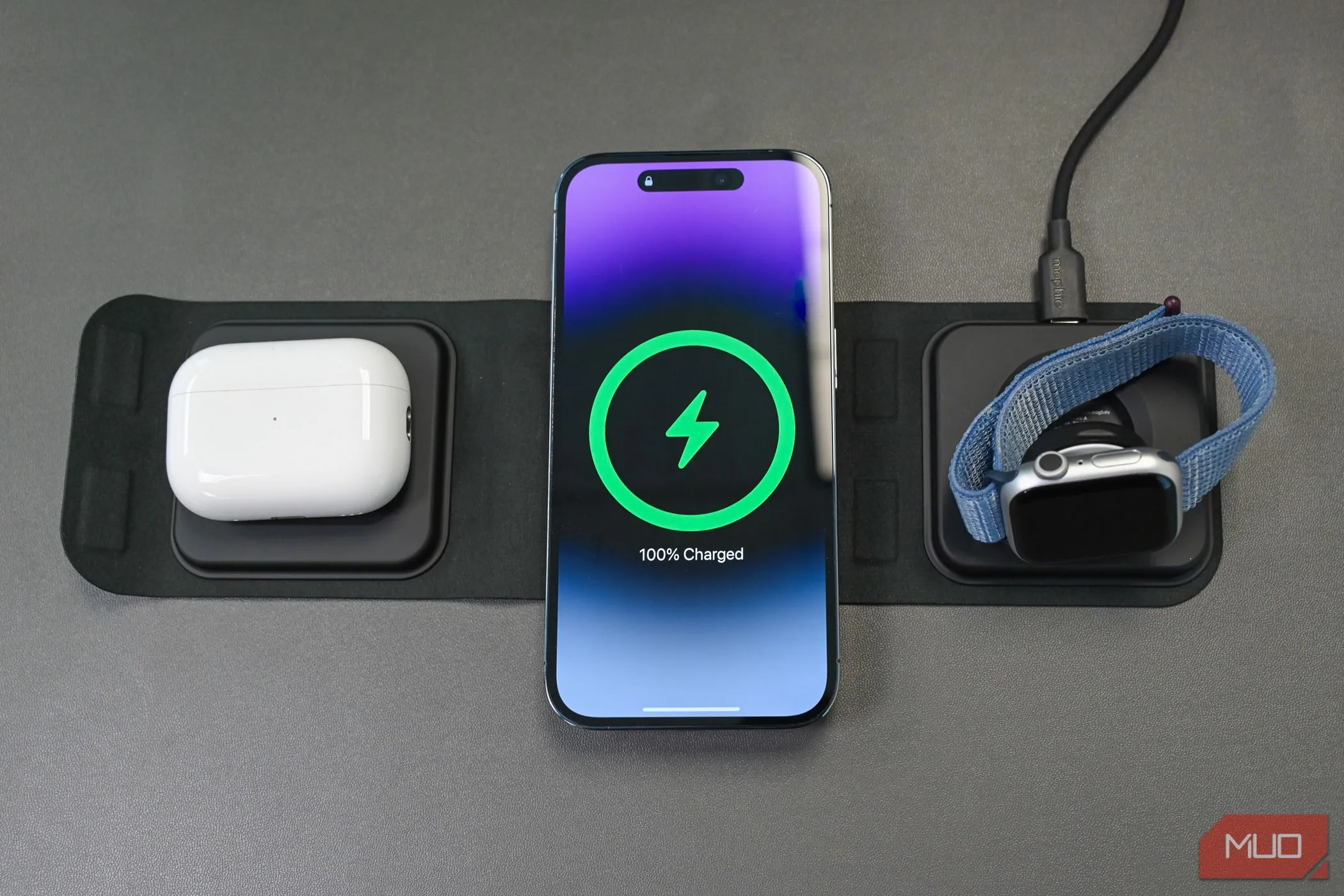 Bộ sạc du lịch Mophie 3-trong-1, tượng trưng cho các thiết bị sạc hiện đại có khả năng tối ưu và bảo vệ pin khi sạc qua đêm