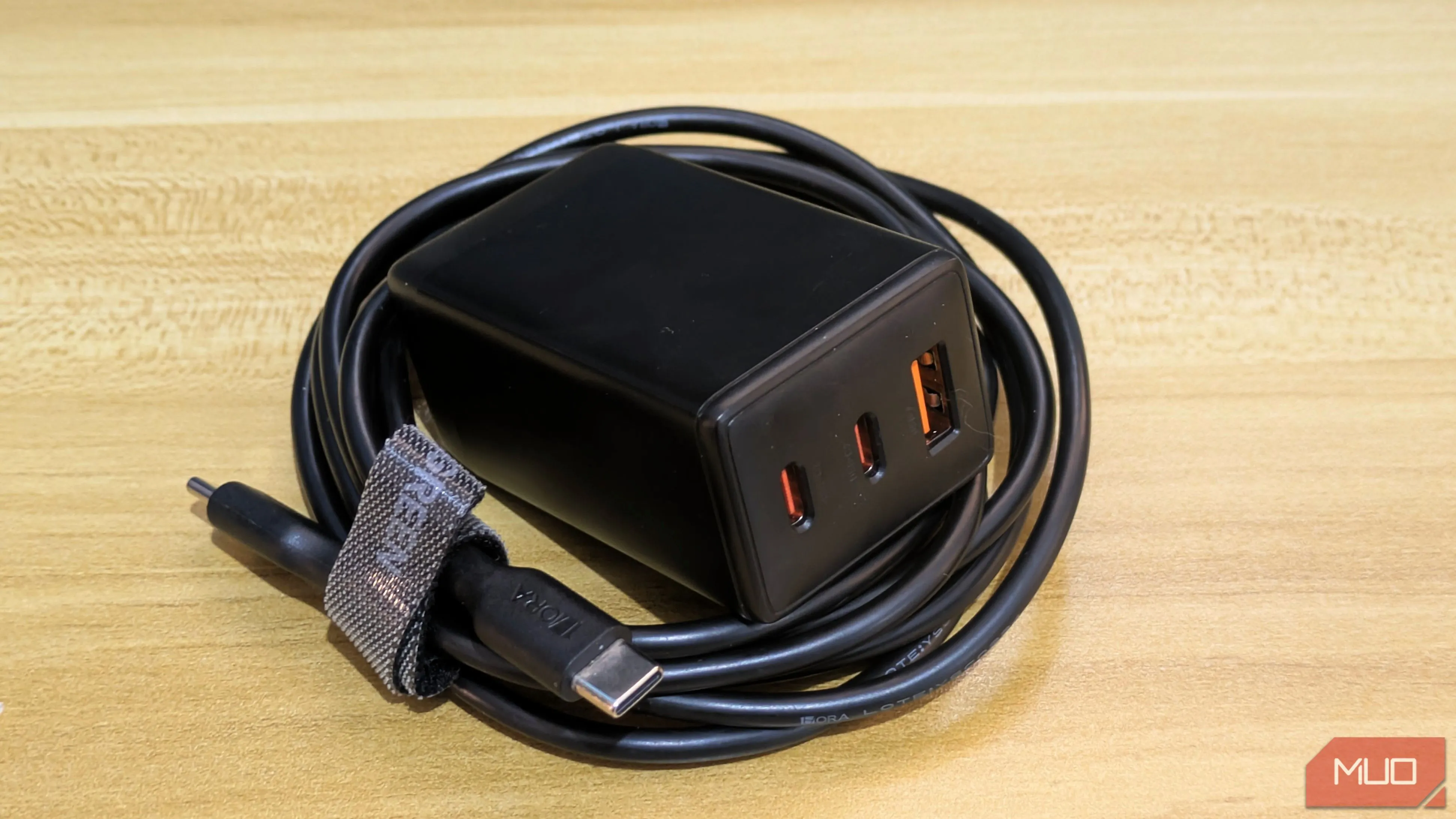 Bộ sạc GaN và cáp USB dài 2 mét, thể hiện tính tiện lợi và khả năng sạc đa thiết bị của công nghệ GaN