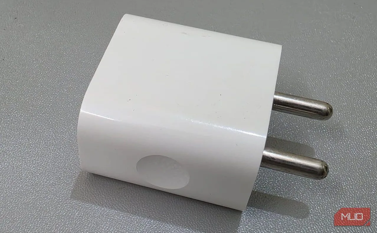Bộ sạc iPhone 20W trên bàn, minh họa khả năng tương thích với chuẩn USB-PD